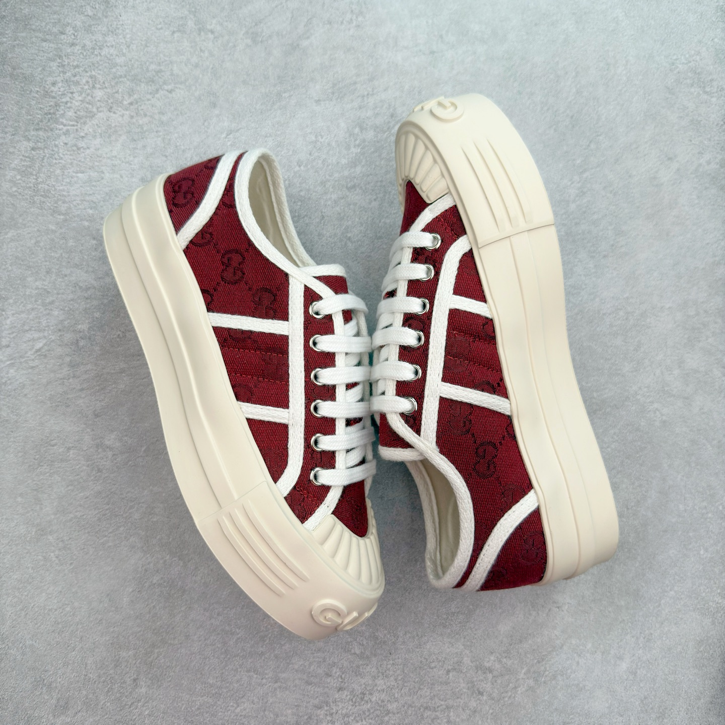 图片[3]-【步履生风 自在如云】Gucci厚底布鞋 引领新风尚 🌟 5cm隐形增高术 悄悄拉长腿部线条，矮个子救星/小个子神器 软弹缓震厚底设计，踩出「踩屎感」舒适 却比老爹鞋轻60%，仿佛赤足踏云而行 🔥 三重新潮基因 🔥 ✅ 非遗千层纳底工艺 128道针脚手工缝制，比普通布鞋耐磨3倍 ✅ 3D立体足弓承托 记忆海绵鞋垫+透气网纱内里，暴走2万步不累脚 ✅ 解构主义新美学 撞色滚边/水墨书法/青花瓷纹样，汉服、牛仔裤皆可配 「让双脚在钢筋森林里，重获老布鞋的温柔」 点击下方小车，解锁你的云端漫步体验 ☁️ 配码：35-40-选品中心