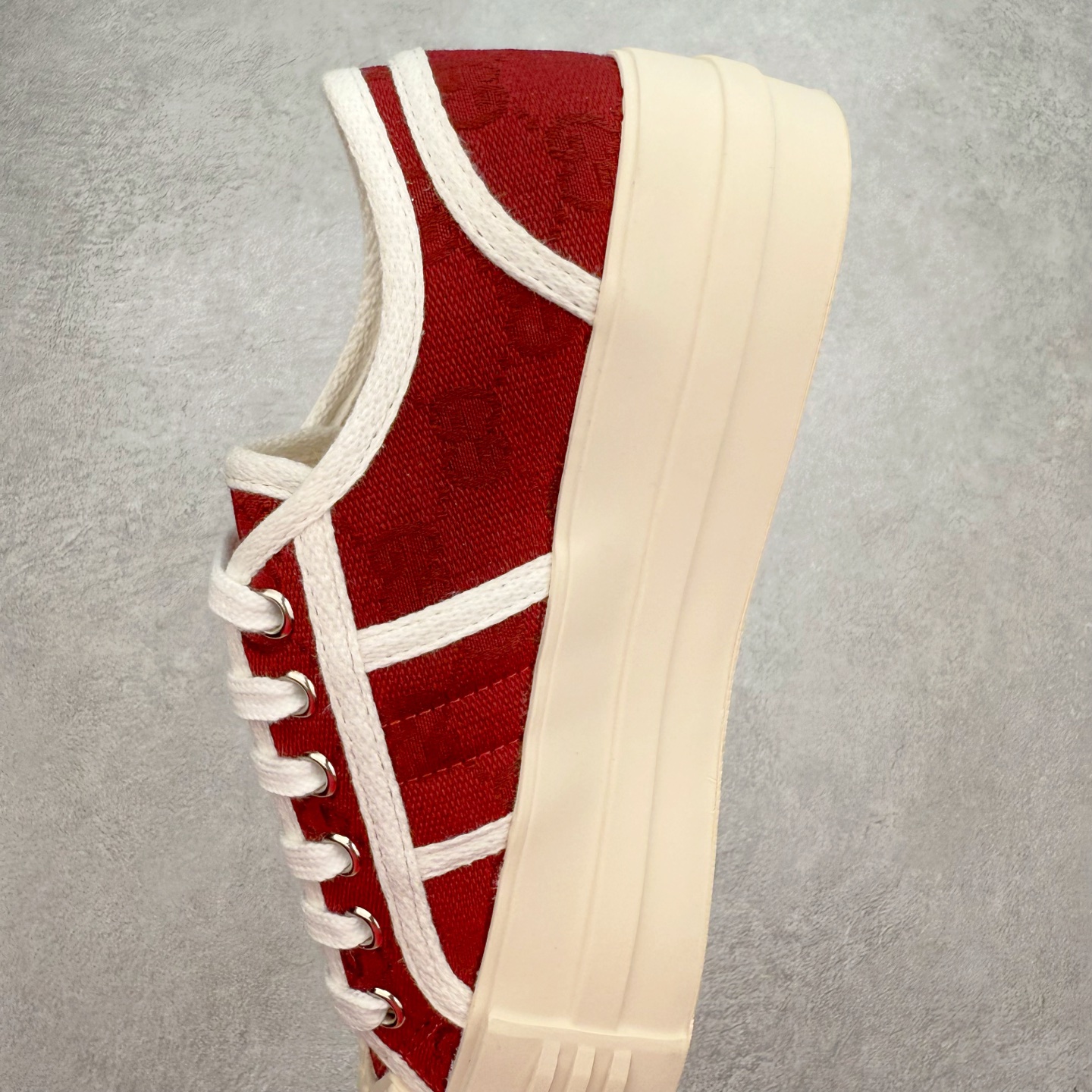 图片[7]-【步履生风 自在如云】Gucci厚底布鞋 引领新风尚 🌟 5cm隐形增高术 悄悄拉长腿部线条，矮个子救星/小个子神器 软弹缓震厚底设计，踩出「踩屎感」舒适 却比老爹鞋轻60%，仿佛赤足踏云而行 🔥 三重新潮基因 🔥 ✅ 非遗千层纳底工艺 128道针脚手工缝制，比普通布鞋耐磨3倍 ✅ 3D立体足弓承托 记忆海绵鞋垫+透气网纱内里，暴走2万步不累脚 ✅ 解构主义新美学 撞色滚边/水墨书法/青花瓷纹样，汉服、牛仔裤皆可配 「让双脚在钢筋森林里，重获老布鞋的温柔」 点击下方小车，解锁你的云端漫步体验 ☁️ 配码：35-40-选品中心