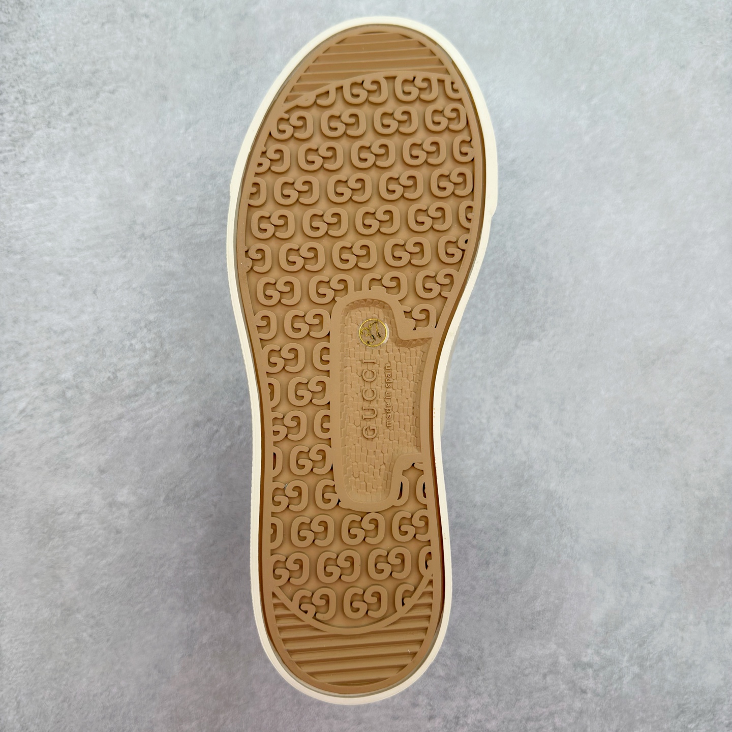 图片[9]-【步履生风 自在如云】Gucci厚底布鞋 引领新风尚 🌟 5cm隐形增高术 悄悄拉长腿部线条，矮个子救星/小个子神器 软弹缓震厚底设计，踩出「踩屎感」舒适 却比老爹鞋轻60%，仿佛赤足踏云而行 🔥 三重新潮基因 🔥 ✅ 非遗千层纳底工艺 128道针脚手工缝制，比普通布鞋耐磨3倍 ✅ 3D立体足弓承托 记忆海绵鞋垫+透气网纱内里，暴走2万步不累脚 ✅ 解构主义新美学 撞色滚边/水墨书法/青花瓷纹样，汉服、牛仔裤皆可配 「让双脚在钢筋森林里，重获老布鞋的温柔」 点击下方小车，解锁你的云端漫步体验 ☁️ 配码：35-40-选品中心