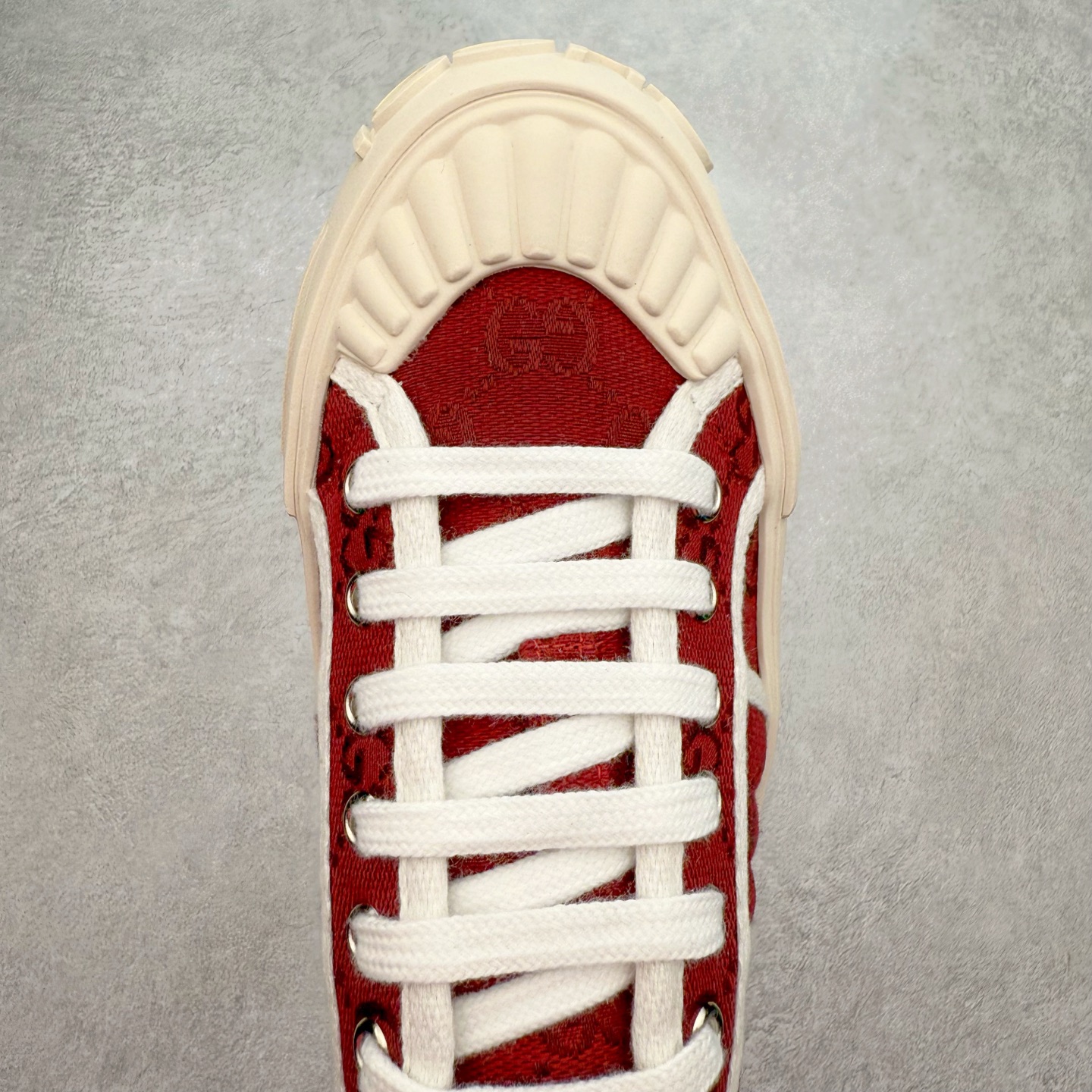 图片[4]-【步履生风 自在如云】Gucci厚底布鞋 引领新风尚 🌟 5cm隐形增高术 悄悄拉长腿部线条，矮个子救星/小个子神器 软弹缓震厚底设计，踩出「踩屎感」舒适 却比老爹鞋轻60%，仿佛赤足踏云而行 🔥 三重新潮基因 🔥 ✅ 非遗千层纳底工艺 128道针脚手工缝制，比普通布鞋耐磨3倍 ✅ 3D立体足弓承托 记忆海绵鞋垫+透气网纱内里，暴走2万步不累脚 ✅ 解构主义新美学 撞色滚边/水墨书法/青花瓷纹样，汉服、牛仔裤皆可配 「让双脚在钢筋森林里，重获老布鞋的温柔」 点击下方小车，解锁你的云端漫步体验 ☁️ 配码：35-40-选品中心