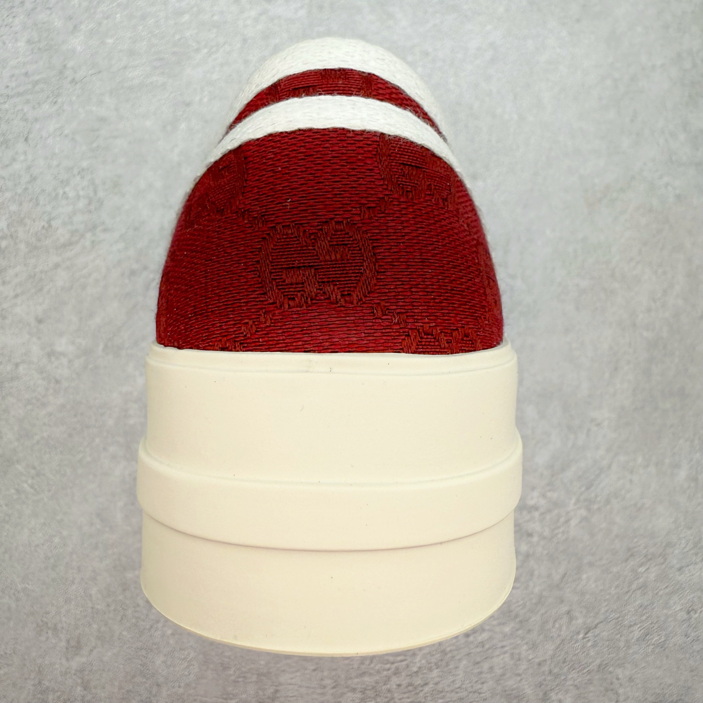 图片[8]-【步履生风 自在如云】Gucci厚底布鞋 引领新风尚 🌟 5cm隐形增高术 悄悄拉长腿部线条，矮个子救星/小个子神器 软弹缓震厚底设计，踩出「踩屎感」舒适 却比老爹鞋轻60%，仿佛赤足踏云而行 🔥 三重新潮基因 🔥 ✅ 非遗千层纳底工艺 128道针脚手工缝制，比普通布鞋耐磨3倍 ✅ 3D立体足弓承托 记忆海绵鞋垫+透气网纱内里，暴走2万步不累脚 ✅ 解构主义新美学 撞色滚边/水墨书法/青花瓷纹样，汉服、牛仔裤皆可配 「让双脚在钢筋森林里，重获老布鞋的温柔」 点击下方小车，解锁你的云端漫步体验 ☁️ 配码：35-40-选品中心