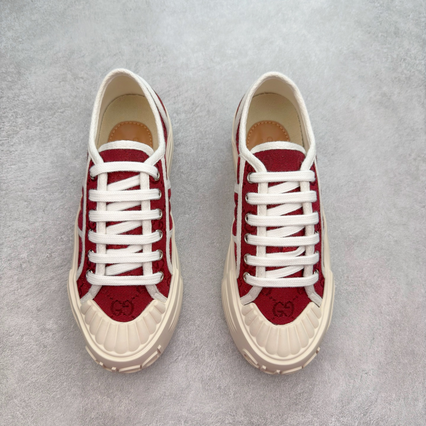 图片[2]-【步履生风 自在如云】Gucci厚底布鞋 引领新风尚 🌟 5cm隐形增高术 悄悄拉长腿部线条，矮个子救星/小个子神器 软弹缓震厚底设计，踩出「踩屎感」舒适 却比老爹鞋轻60%，仿佛赤足踏云而行 🔥 三重新潮基因 🔥 ✅ 非遗千层纳底工艺 128道针脚手工缝制，比普通布鞋耐磨3倍 ✅ 3D立体足弓承托 记忆海绵鞋垫+透气网纱内里，暴走2万步不累脚 ✅ 解构主义新美学 撞色滚边/水墨书法/青花瓷纹样，汉服、牛仔裤皆可配 「让双脚在钢筋森林里，重获老布鞋的温柔」 点击下方小车，解锁你的云端漫步体验 ☁️ 配码：35-40-选品中心