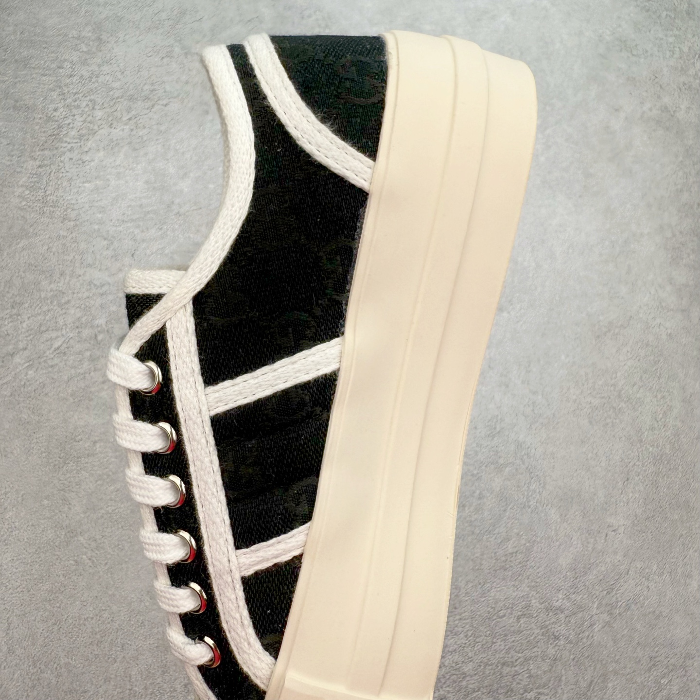 图片[7]-【步履生风 自在如云】Gucci厚底布鞋 引领新风尚 🌟 5cm隐形增高术 悄悄拉长腿部线条，矮个子救星/小个子神器 软弹缓震厚底设计，踩出「踩屎感」舒适 却比老爹鞋轻60%，仿佛赤足踏云而行 🔥 三重新潮基因 🔥 ✅ 非遗千层纳底工艺 128道针脚手工缝制，比普通布鞋耐磨3倍 ✅ 3D立体足弓承托 记忆海绵鞋垫+透气网纱内里，暴走2万步不累脚 ✅ 解构主义新美学 撞色滚边/水墨书法/青花瓷纹样，汉服、牛仔裤皆可配 「让双脚在钢筋森林里，重获老布鞋的温柔」 点击下方小车，解锁你的云端漫步体验 ☁️ 配码：35-40-选品中心