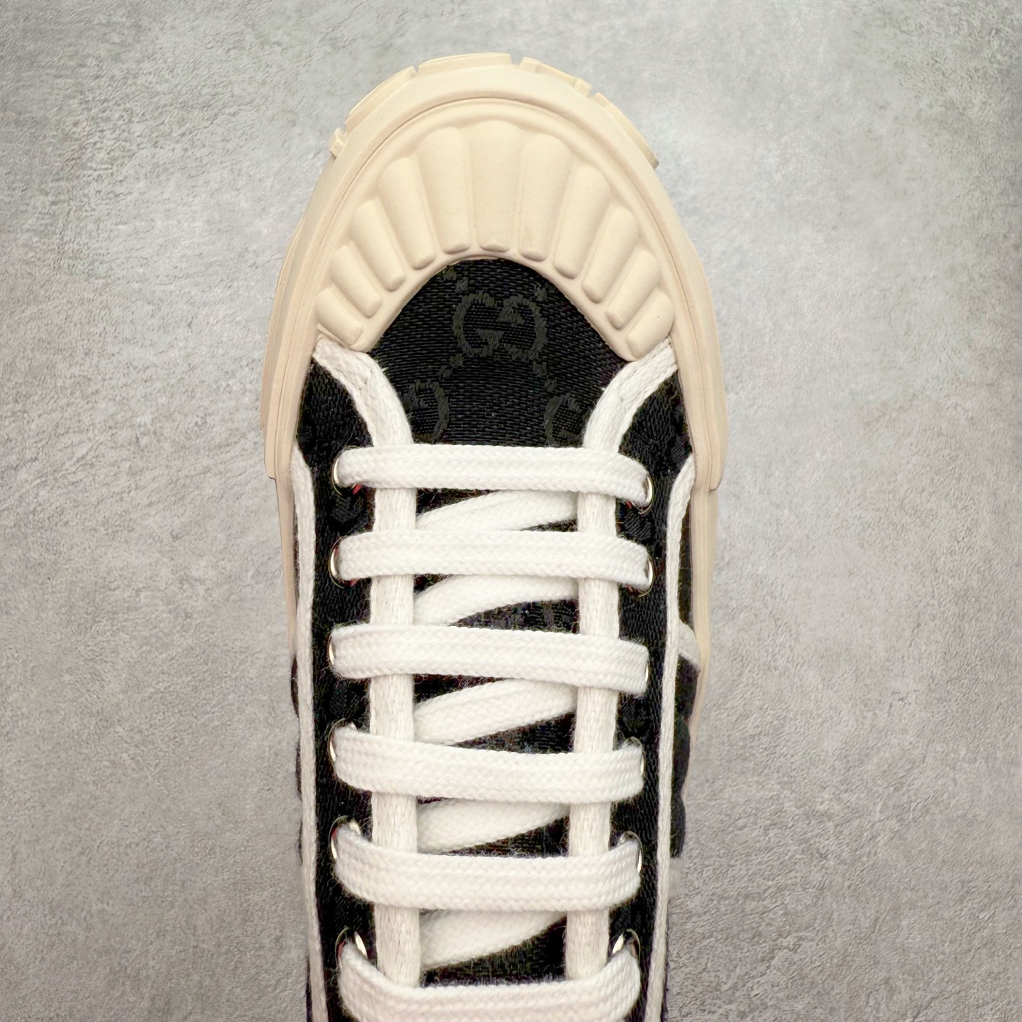 图片[4]-【步履生风 自在如云】Gucci厚底布鞋 引领新风尚 🌟 5cm隐形增高术 悄悄拉长腿部线条，矮个子救星/小个子神器 软弹缓震厚底设计，踩出「踩屎感」舒适 却比老爹鞋轻60%，仿佛赤足踏云而行 🔥 三重新潮基因 🔥 ✅ 非遗千层纳底工艺 128道针脚手工缝制，比普通布鞋耐磨3倍 ✅ 3D立体足弓承托 记忆海绵鞋垫+透气网纱内里，暴走2万步不累脚 ✅ 解构主义新美学 撞色滚边/水墨书法/青花瓷纹样，汉服、牛仔裤皆可配 「让双脚在钢筋森林里，重获老布鞋的温柔」 点击下方小车，解锁你的云端漫步体验 ☁️ 配码：35-40-选品中心