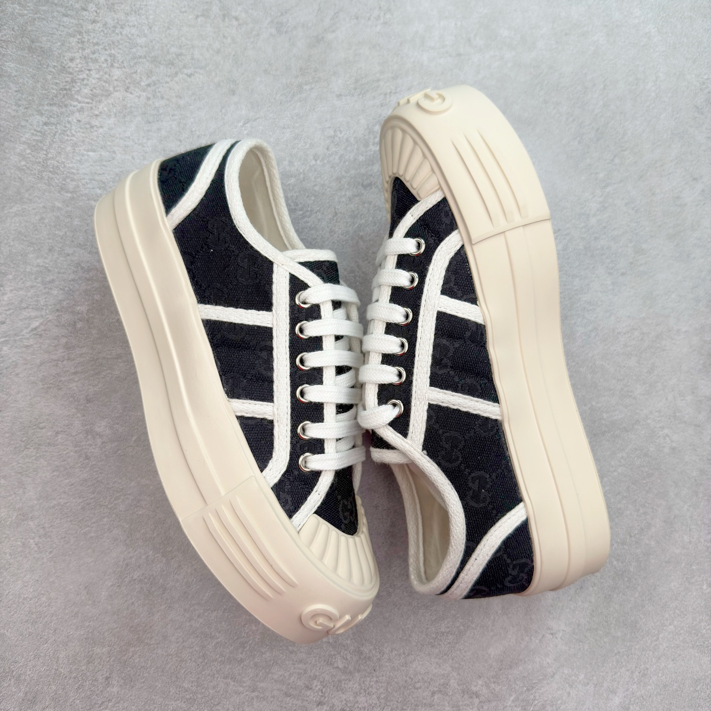 图片[3]-【步履生风 自在如云】Gucci厚底布鞋 引领新风尚 🌟 5cm隐形增高术 悄悄拉长腿部线条，矮个子救星/小个子神器 软弹缓震厚底设计，踩出「踩屎感」舒适 却比老爹鞋轻60%，仿佛赤足踏云而行 🔥 三重新潮基因 🔥 ✅ 非遗千层纳底工艺 128道针脚手工缝制，比普通布鞋耐磨3倍 ✅ 3D立体足弓承托 记忆海绵鞋垫+透气网纱内里，暴走2万步不累脚 ✅ 解构主义新美学 撞色滚边/水墨书法/青花瓷纹样，汉服、牛仔裤皆可配 「让双脚在钢筋森林里，重获老布鞋的温柔」 点击下方小车，解锁你的云端漫步体验 ☁️ 配码：35-40-选品中心