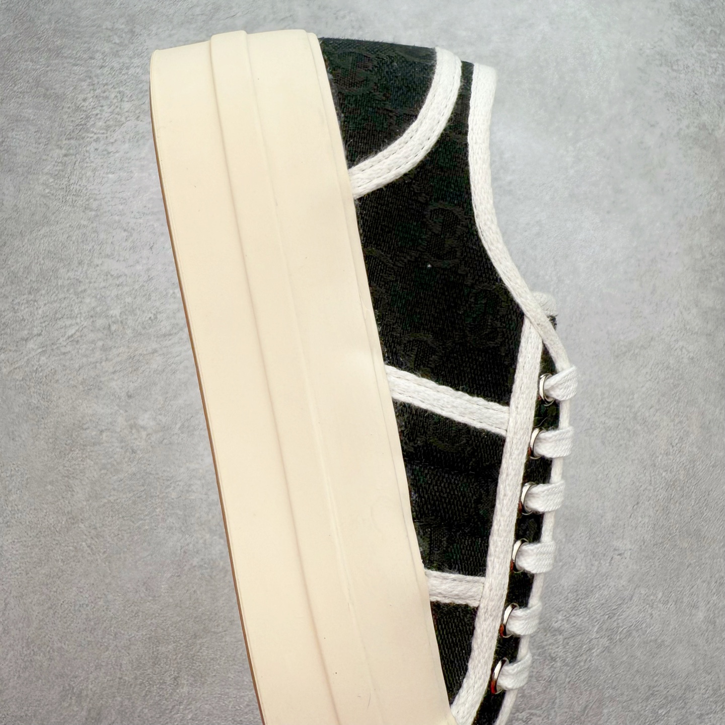 图片[6]-【步履生风 自在如云】Gucci厚底布鞋 引领新风尚 🌟 5cm隐形增高术 悄悄拉长腿部线条，矮个子救星/小个子神器 软弹缓震厚底设计，踩出「踩屎感」舒适 却比老爹鞋轻60%，仿佛赤足踏云而行 🔥 三重新潮基因 🔥 ✅ 非遗千层纳底工艺 128道针脚手工缝制，比普通布鞋耐磨3倍 ✅ 3D立体足弓承托 记忆海绵鞋垫+透气网纱内里，暴走2万步不累脚 ✅ 解构主义新美学 撞色滚边/水墨书法/青花瓷纹样，汉服、牛仔裤皆可配 「让双脚在钢筋森林里，重获老布鞋的温柔」 点击下方小车，解锁你的云端漫步体验 ☁️ 配码：35-40-选品中心