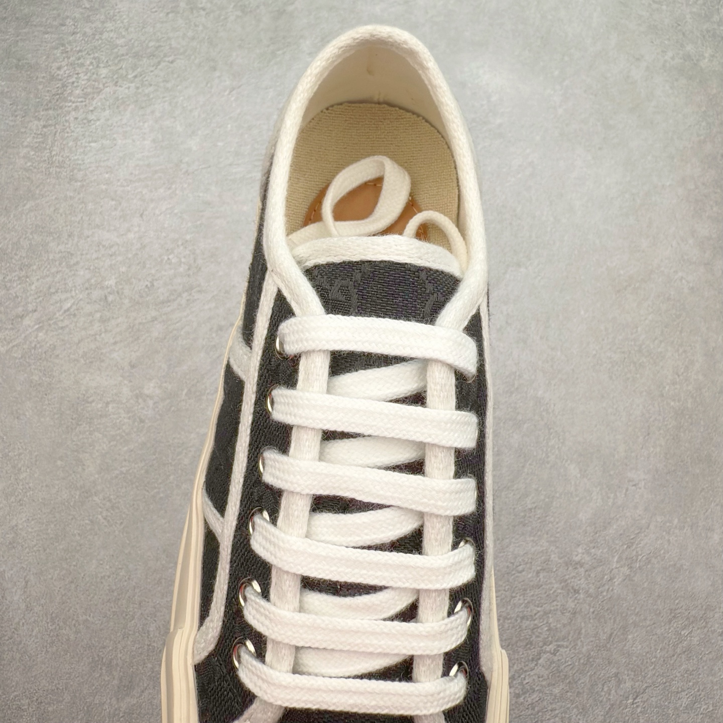 图片[5]-【步履生风 自在如云】Gucci厚底布鞋 引领新风尚 🌟 5cm隐形增高术 悄悄拉长腿部线条，矮个子救星/小个子神器 软弹缓震厚底设计，踩出「踩屎感」舒适 却比老爹鞋轻60%，仿佛赤足踏云而行 🔥 三重新潮基因 🔥 ✅ 非遗千层纳底工艺 128道针脚手工缝制，比普通布鞋耐磨3倍 ✅ 3D立体足弓承托 记忆海绵鞋垫+透气网纱内里，暴走2万步不累脚 ✅ 解构主义新美学 撞色滚边/水墨书法/青花瓷纹样，汉服、牛仔裤皆可配 「让双脚在钢筋森林里，重获老布鞋的温柔」 点击下方小车，解锁你的云端漫步体验 ☁️ 配码：35-40-选品中心