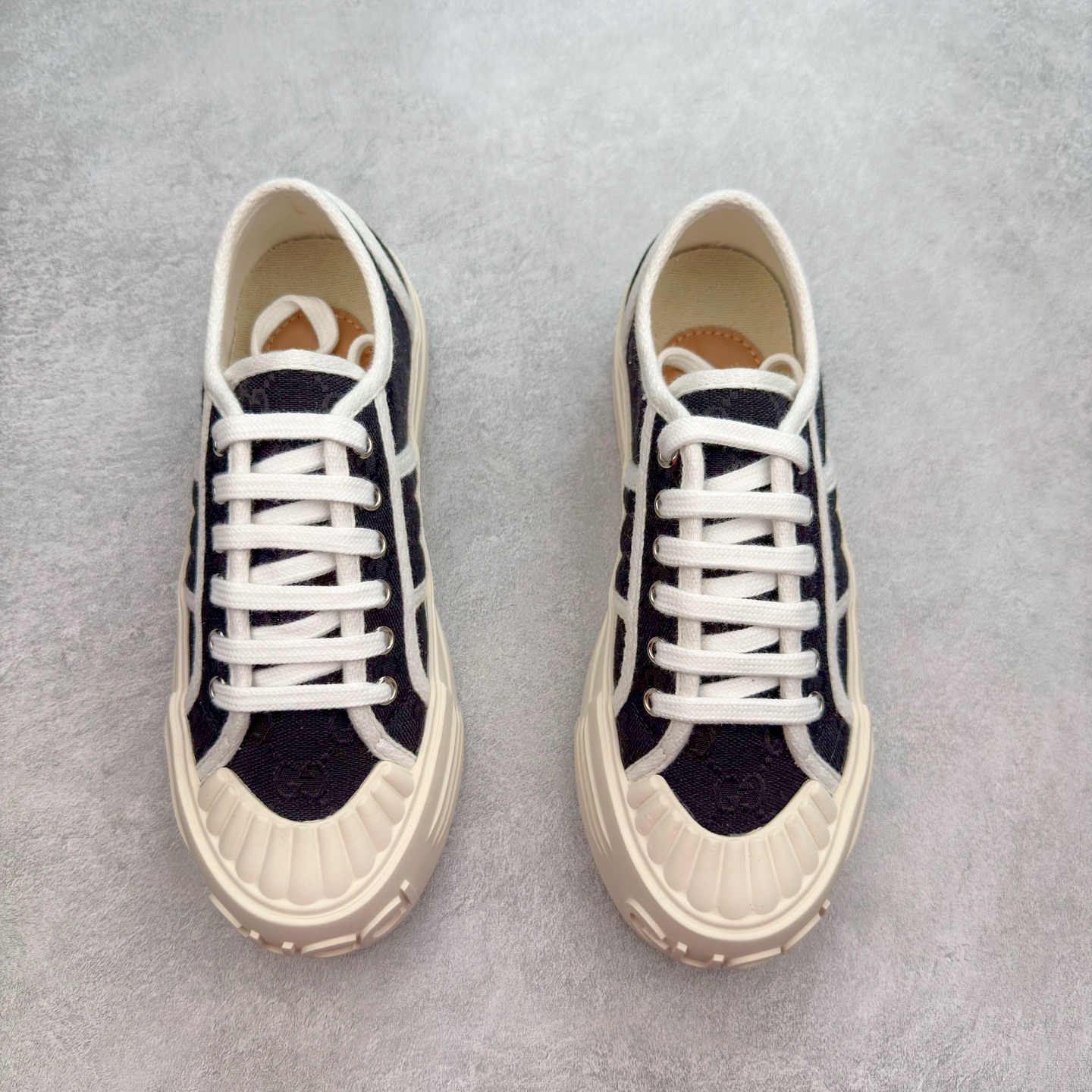 图片[2]-【步履生风 自在如云】Gucci厚底布鞋 引领新风尚 🌟 5cm隐形增高术 悄悄拉长腿部线条，矮个子救星/小个子神器 软弹缓震厚底设计，踩出「踩屎感」舒适 却比老爹鞋轻60%，仿佛赤足踏云而行 🔥 三重新潮基因 🔥 ✅ 非遗千层纳底工艺 128道针脚手工缝制，比普通布鞋耐磨3倍 ✅ 3D立体足弓承托 记忆海绵鞋垫+透气网纱内里，暴走2万步不累脚 ✅ 解构主义新美学 撞色滚边/水墨书法/青花瓷纹样，汉服、牛仔裤皆可配 「让双脚在钢筋森林里，重获老布鞋的温柔」 点击下方小车，解锁你的云端漫步体验 ☁️ 配码：35-40-选品中心