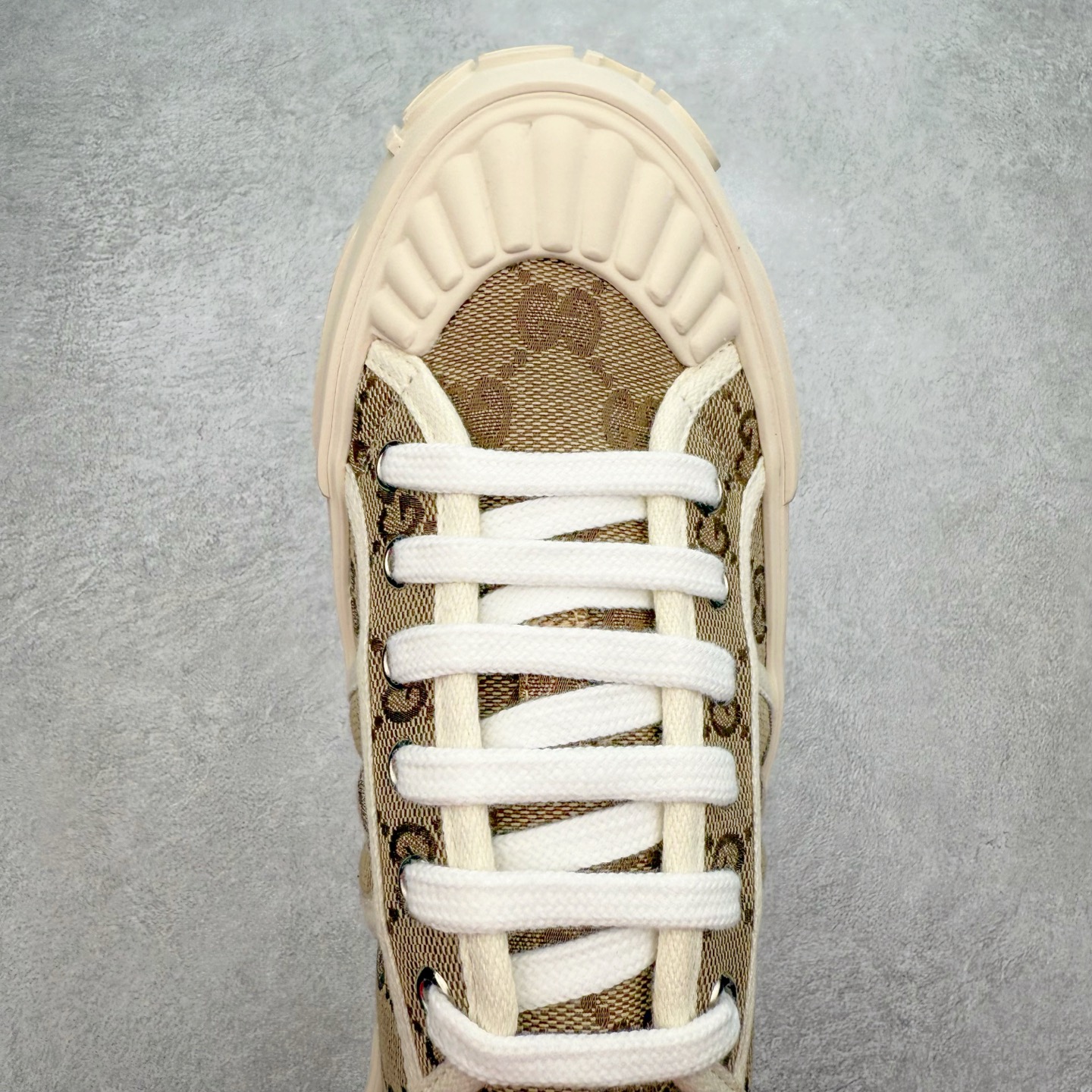 图片[4]-【步履生风 自在如云】Gucci厚底布鞋 引领新风尚 🌟 5cm隐形增高术 悄悄拉长腿部线条，矮个子救星/小个子神器 软弹缓震厚底设计，踩出「踩屎感」舒适 却比老爹鞋轻60%，仿佛赤足踏云而行 🔥 三重新潮基因 🔥 ✅ 非遗千层纳底工艺 128道针脚手工缝制，比普通布鞋耐磨3倍 ✅ 3D立体足弓承托 记忆海绵鞋垫+透气网纱内里，暴走2万步不累脚 ✅ 解构主义新美学 撞色滚边/水墨书法/青花瓷纹样，汉服、牛仔裤皆可配 「让双脚在钢筋森林里，重获老布鞋的温柔」 点击下方小车，解锁你的云端漫步体验 ☁️ 配码：35-40-选品中心