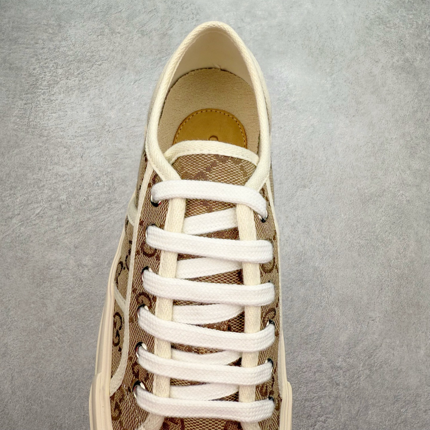 图片[5]-【步履生风 自在如云】Gucci厚底布鞋 引领新风尚 🌟 5cm隐形增高术 悄悄拉长腿部线条，矮个子救星/小个子神器 软弹缓震厚底设计，踩出「踩屎感」舒适 却比老爹鞋轻60%，仿佛赤足踏云而行 🔥 三重新潮基因 🔥 ✅ 非遗千层纳底工艺 128道针脚手工缝制，比普通布鞋耐磨3倍 ✅ 3D立体足弓承托 记忆海绵鞋垫+透气网纱内里，暴走2万步不累脚 ✅ 解构主义新美学 撞色滚边/水墨书法/青花瓷纹样，汉服、牛仔裤皆可配 「让双脚在钢筋森林里，重获老布鞋的温柔」 点击下方小车，解锁你的云端漫步体验 ☁️ 配码：35-40-选品中心