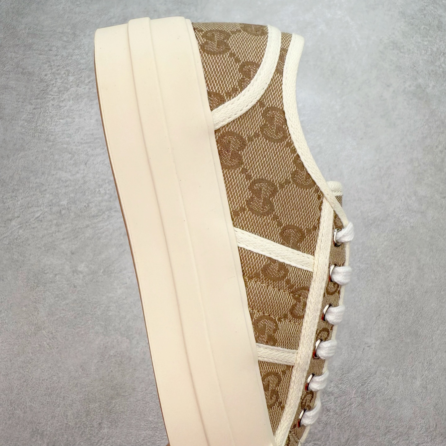 图片[6]-【步履生风 自在如云】Gucci厚底布鞋 引领新风尚 🌟 5cm隐形增高术 悄悄拉长腿部线条，矮个子救星/小个子神器 软弹缓震厚底设计，踩出「踩屎感」舒适 却比老爹鞋轻60%，仿佛赤足踏云而行 🔥 三重新潮基因 🔥 ✅ 非遗千层纳底工艺 128道针脚手工缝制，比普通布鞋耐磨3倍 ✅ 3D立体足弓承托 记忆海绵鞋垫+透气网纱内里，暴走2万步不累脚 ✅ 解构主义新美学 撞色滚边/水墨书法/青花瓷纹样，汉服、牛仔裤皆可配 「让双脚在钢筋森林里，重获老布鞋的温柔」 点击下方小车，解锁你的云端漫步体验 ☁️ 配码：35-40-选品中心