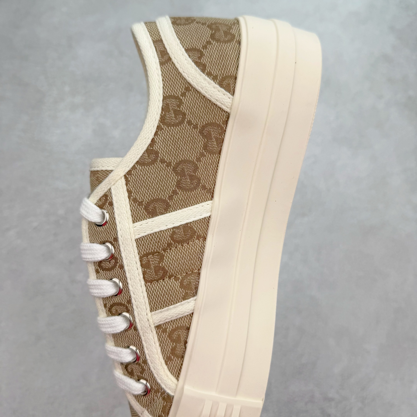 图片[7]-【步履生风 自在如云】Gucci厚底布鞋 引领新风尚 🌟 5cm隐形增高术 悄悄拉长腿部线条，矮个子救星/小个子神器 软弹缓震厚底设计，踩出「踩屎感」舒适 却比老爹鞋轻60%，仿佛赤足踏云而行 🔥 三重新潮基因 🔥 ✅ 非遗千层纳底工艺 128道针脚手工缝制，比普通布鞋耐磨3倍 ✅ 3D立体足弓承托 记忆海绵鞋垫+透气网纱内里，暴走2万步不累脚 ✅ 解构主义新美学 撞色滚边/水墨书法/青花瓷纹样，汉服、牛仔裤皆可配 「让双脚在钢筋森林里，重获老布鞋的温柔」 点击下方小车，解锁你的云端漫步体验 ☁️ 配码：35-40-选品中心