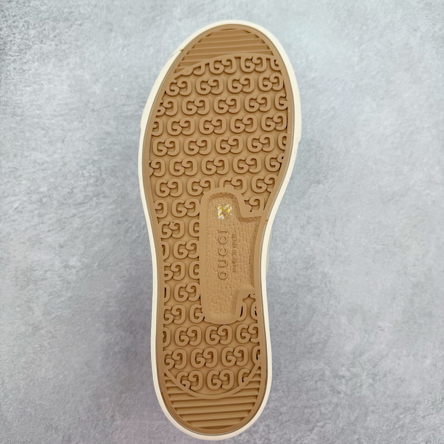 图片[9]-【步履生风 自在如云】Gucci厚底布鞋 引领新风尚 🌟 5cm隐形增高术 悄悄拉长腿部线条，矮个子救星/小个子神器 软弹缓震厚底设计，踩出「踩屎感」舒适 却比老爹鞋轻60%，仿佛赤足踏云而行 🔥 三重新潮基因 🔥 ✅ 非遗千层纳底工艺 128道针脚手工缝制，比普通布鞋耐磨3倍 ✅ 3D立体足弓承托 记忆海绵鞋垫+透气网纱内里，暴走2万步不累脚 ✅ 解构主义新美学 撞色滚边/水墨书法/青花瓷纹样，汉服、牛仔裤皆可配 「让双脚在钢筋森林里，重获老布鞋的温柔」 点击下方小车，解锁你的云端漫步体验 ☁️ 配码：35-40-选品中心