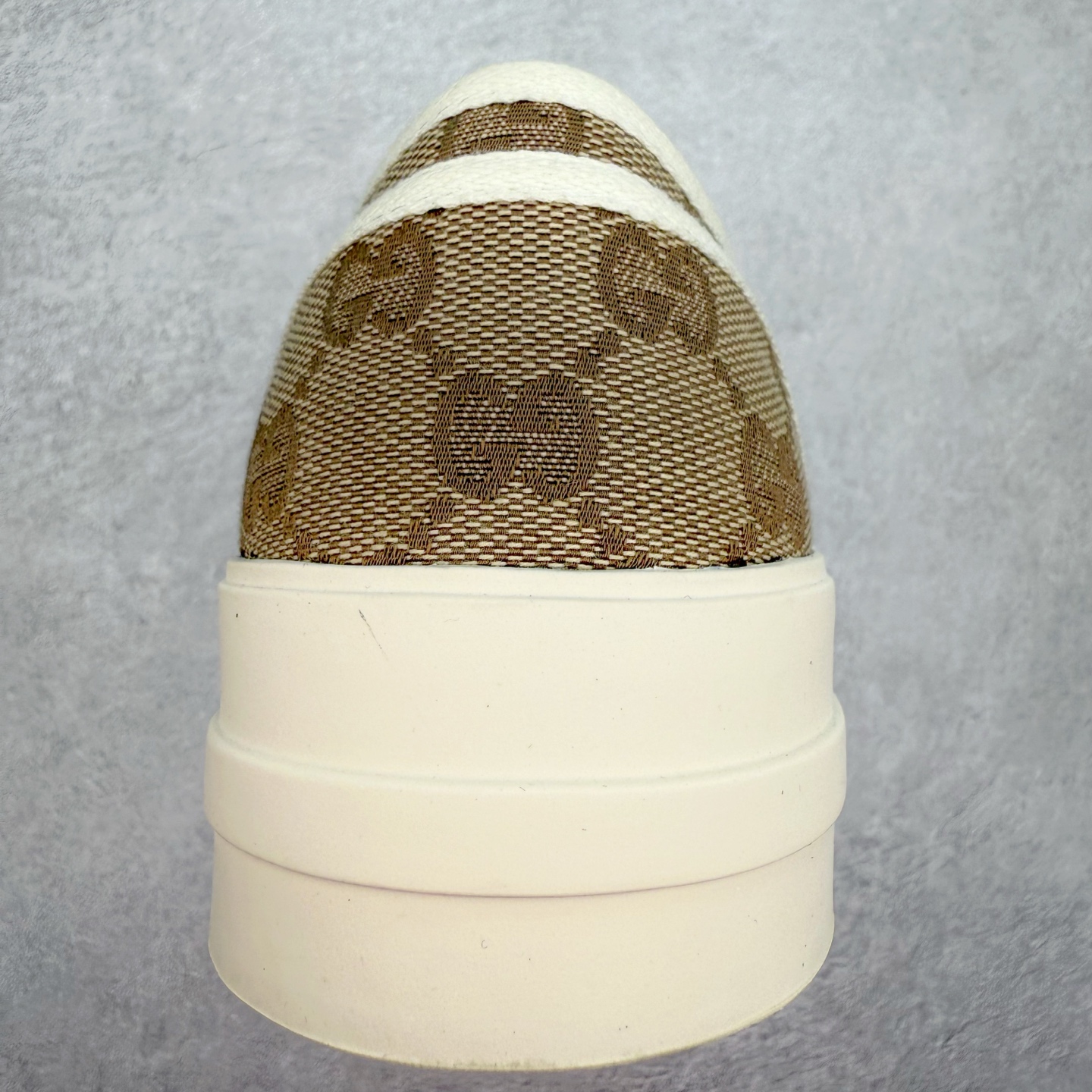 图片[8]-【步履生风 自在如云】Gucci厚底布鞋 引领新风尚 🌟 5cm隐形增高术 悄悄拉长腿部线条，矮个子救星/小个子神器 软弹缓震厚底设计，踩出「踩屎感」舒适 却比老爹鞋轻60%，仿佛赤足踏云而行 🔥 三重新潮基因 🔥 ✅ 非遗千层纳底工艺 128道针脚手工缝制，比普通布鞋耐磨3倍 ✅ 3D立体足弓承托 记忆海绵鞋垫+透气网纱内里，暴走2万步不累脚 ✅ 解构主义新美学 撞色滚边/水墨书法/青花瓷纹样，汉服、牛仔裤皆可配 「让双脚在钢筋森林里，重获老布鞋的温柔」 点击下方小车，解锁你的云端漫步体验 ☁️ 配码：35-40-选品中心