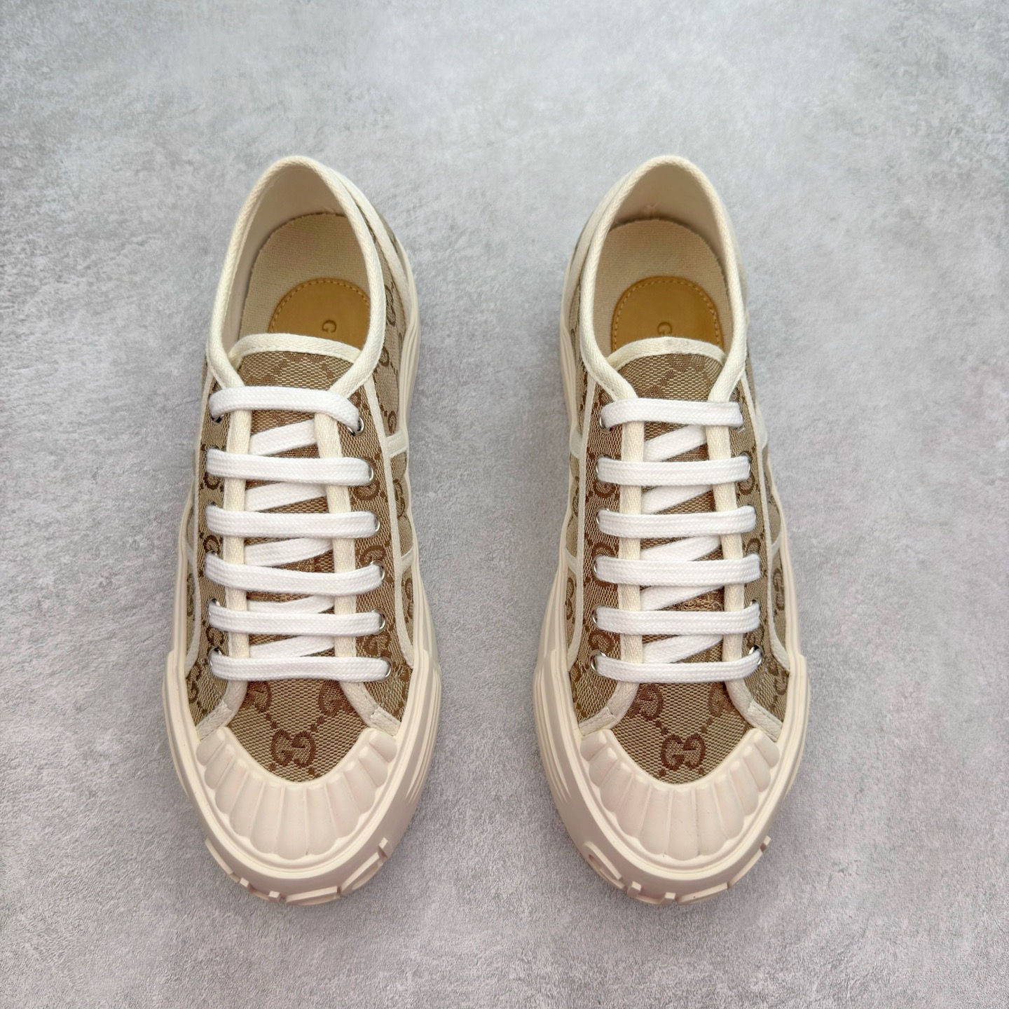 图片[2]-【步履生风 自在如云】Gucci厚底布鞋 引领新风尚 🌟 5cm隐形增高术 悄悄拉长腿部线条，矮个子救星/小个子神器 软弹缓震厚底设计，踩出「踩屎感」舒适 却比老爹鞋轻60%，仿佛赤足踏云而行 🔥 三重新潮基因 🔥 ✅ 非遗千层纳底工艺 128道针脚手工缝制，比普通布鞋耐磨3倍 ✅ 3D立体足弓承托 记忆海绵鞋垫+透气网纱内里，暴走2万步不累脚 ✅ 解构主义新美学 撞色滚边/水墨书法/青花瓷纹样，汉服、牛仔裤皆可配 「让双脚在钢筋森林里，重获老布鞋的温柔」 点击下方小车，解锁你的云端漫步体验 ☁️ 配码：35-40-选品中心