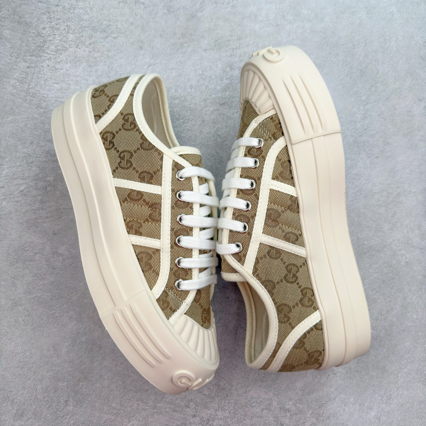 图片[3]-【步履生风 自在如云】Gucci厚底布鞋 引领新风尚 🌟 5cm隐形增高术 悄悄拉长腿部线条，矮个子救星/小个子神器 软弹缓震厚底设计，踩出「踩屎感」舒适 却比老爹鞋轻60%，仿佛赤足踏云而行 🔥 三重新潮基因 🔥 ✅ 非遗千层纳底工艺 128道针脚手工缝制，比普通布鞋耐磨3倍 ✅ 3D立体足弓承托 记忆海绵鞋垫+透气网纱内里，暴走2万步不累脚 ✅ 解构主义新美学 撞色滚边/水墨书法/青花瓷纹样，汉服、牛仔裤皆可配 「让双脚在钢筋森林里，重获老布鞋的温柔」 点击下方小车，解锁你的云端漫步体验 ☁️ 配码：35-40-选品中心