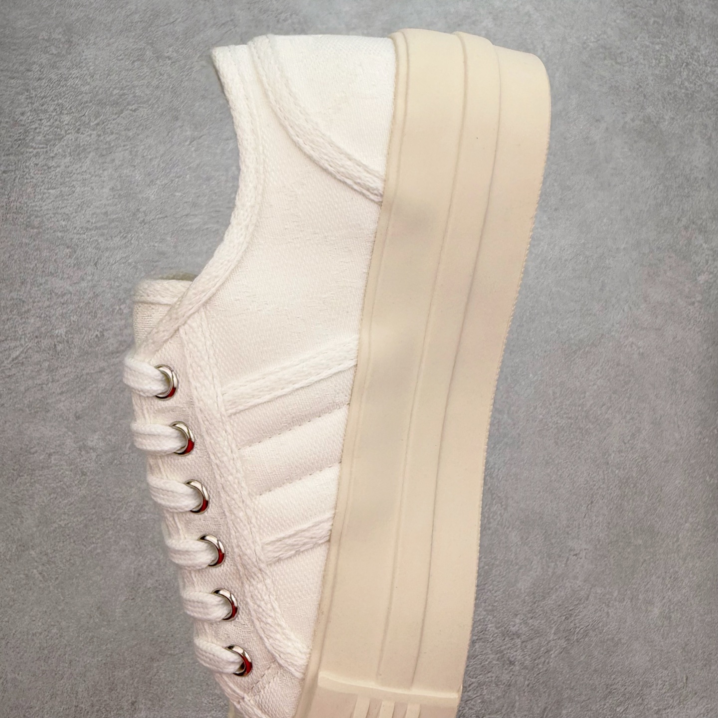 图片[7]-【步履生风 自在如云】Gucci厚底布鞋 引领新风尚 🌟 5cm隐形增高术 悄悄拉长腿部线条，矮个子救星/小个子神器 软弹缓震厚底设计，踩出「踩屎感」舒适 却比老爹鞋轻60%，仿佛赤足踏云而行 🔥 三重新潮基因 🔥 ✅ 非遗千层纳底工艺 128道针脚手工缝制，比普通布鞋耐磨3倍 ✅ 3D立体足弓承托 记忆海绵鞋垫+透气网纱内里，暴走2万步不累脚 ✅ 解构主义新美学 撞色滚边/水墨书法/青花瓷纹样，汉服、牛仔裤皆可配 「让双脚在钢筋森林里，重获老布鞋的温柔」 点击下方小车，解锁你的云端漫步体验 ☁️ 配码：35-40-选品中心