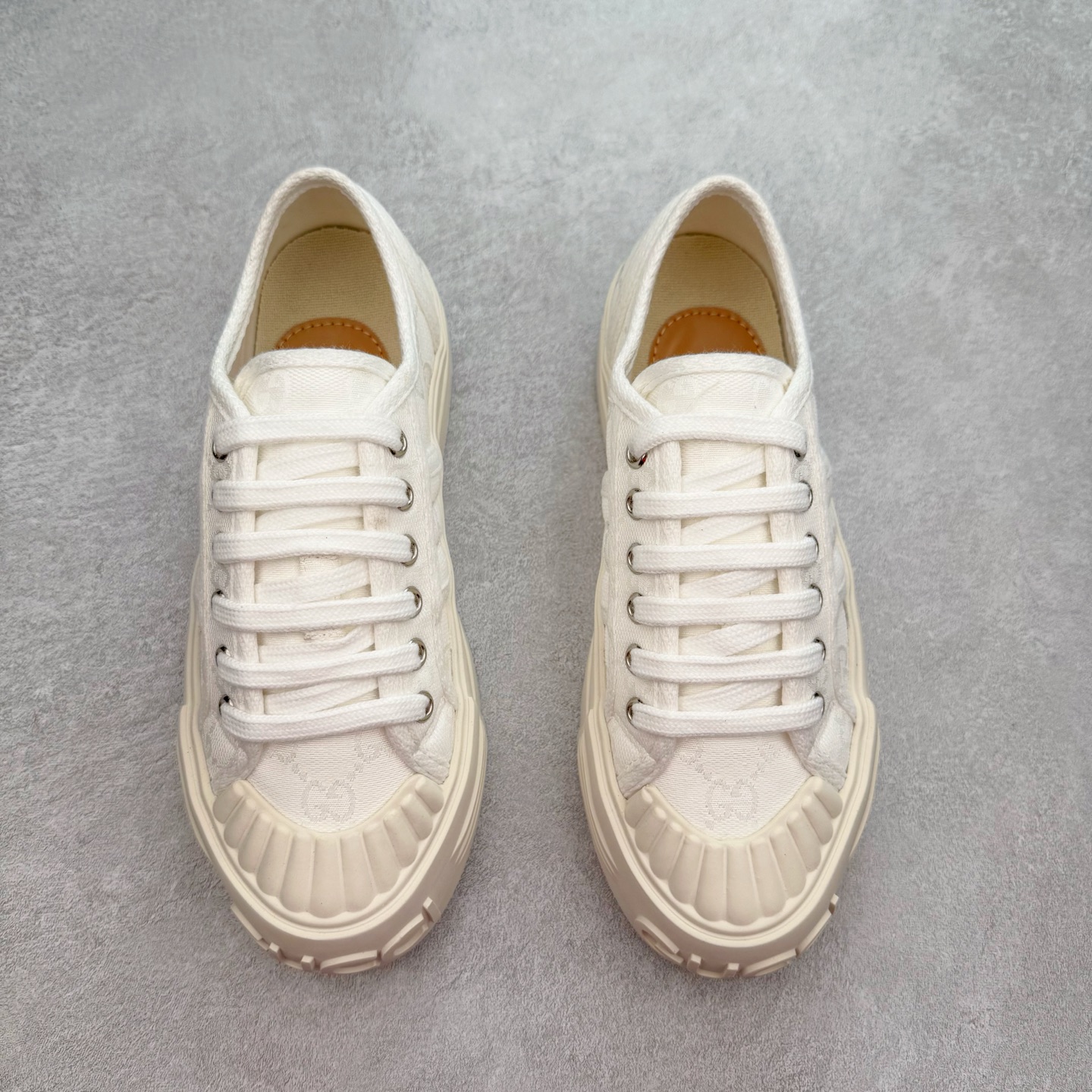 图片[2]-【步履生风 自在如云】Gucci厚底布鞋 引领新风尚 🌟 5cm隐形增高术 悄悄拉长腿部线条，矮个子救星/小个子神器 软弹缓震厚底设计，踩出「踩屎感」舒适 却比老爹鞋轻60%，仿佛赤足踏云而行 🔥 三重新潮基因 🔥 ✅ 非遗千层纳底工艺 128道针脚手工缝制，比普通布鞋耐磨3倍 ✅ 3D立体足弓承托 记忆海绵鞋垫+透气网纱内里，暴走2万步不累脚 ✅ 解构主义新美学 撞色滚边/水墨书法/青花瓷纹样，汉服、牛仔裤皆可配 「让双脚在钢筋森林里，重获老布鞋的温柔」 点击下方小车，解锁你的云端漫步体验 ☁️ 配码：35-40-选品中心