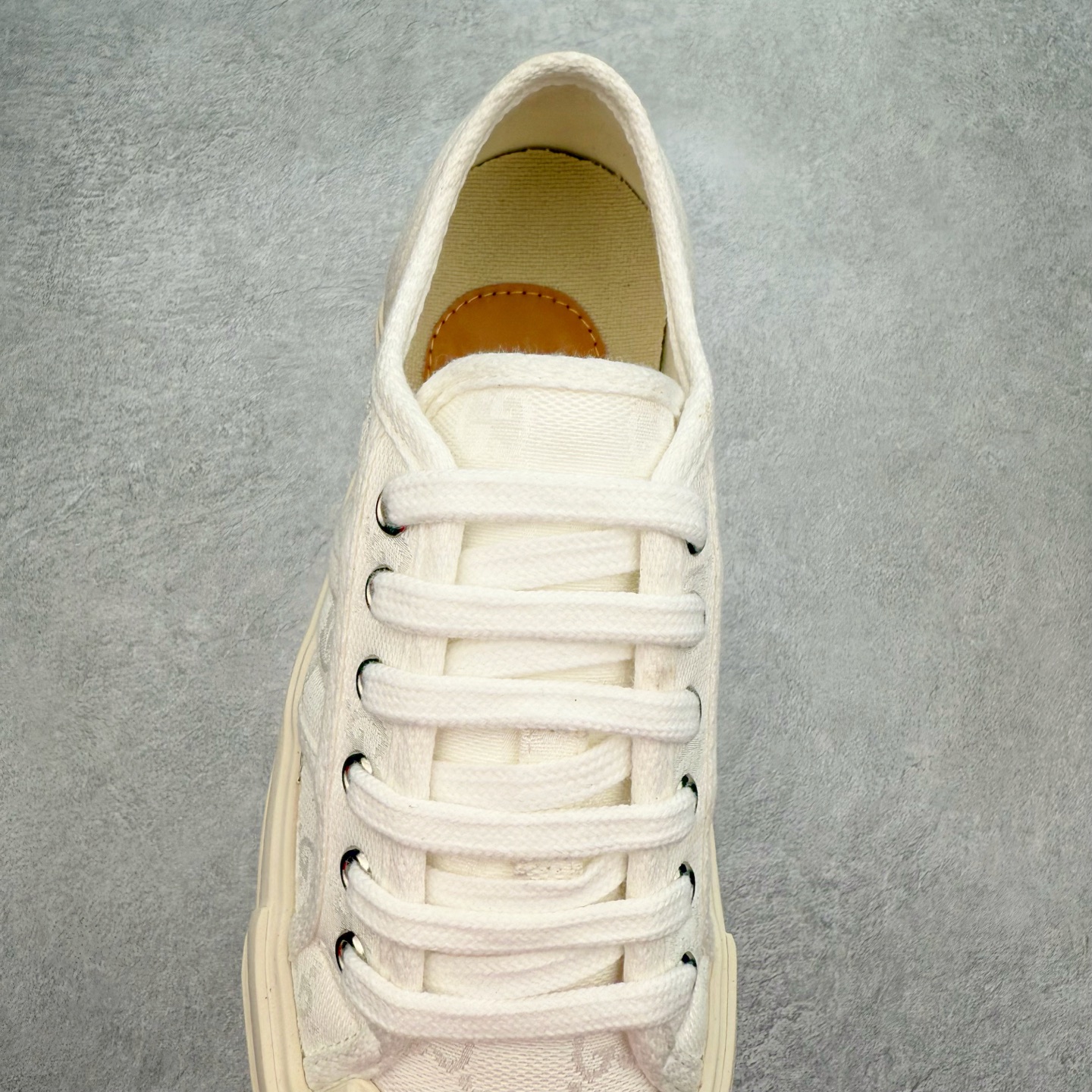 图片[5]-【步履生风 自在如云】Gucci厚底布鞋 引领新风尚 🌟 5cm隐形增高术 悄悄拉长腿部线条，矮个子救星/小个子神器 软弹缓震厚底设计，踩出「踩屎感」舒适 却比老爹鞋轻60%，仿佛赤足踏云而行 🔥 三重新潮基因 🔥 ✅ 非遗千层纳底工艺 128道针脚手工缝制，比普通布鞋耐磨3倍 ✅ 3D立体足弓承托 记忆海绵鞋垫+透气网纱内里，暴走2万步不累脚 ✅ 解构主义新美学 撞色滚边/水墨书法/青花瓷纹样，汉服、牛仔裤皆可配 「让双脚在钢筋森林里，重获老布鞋的温柔」 点击下方小车，解锁你的云端漫步体验 ☁️ 配码：35-40-选品中心