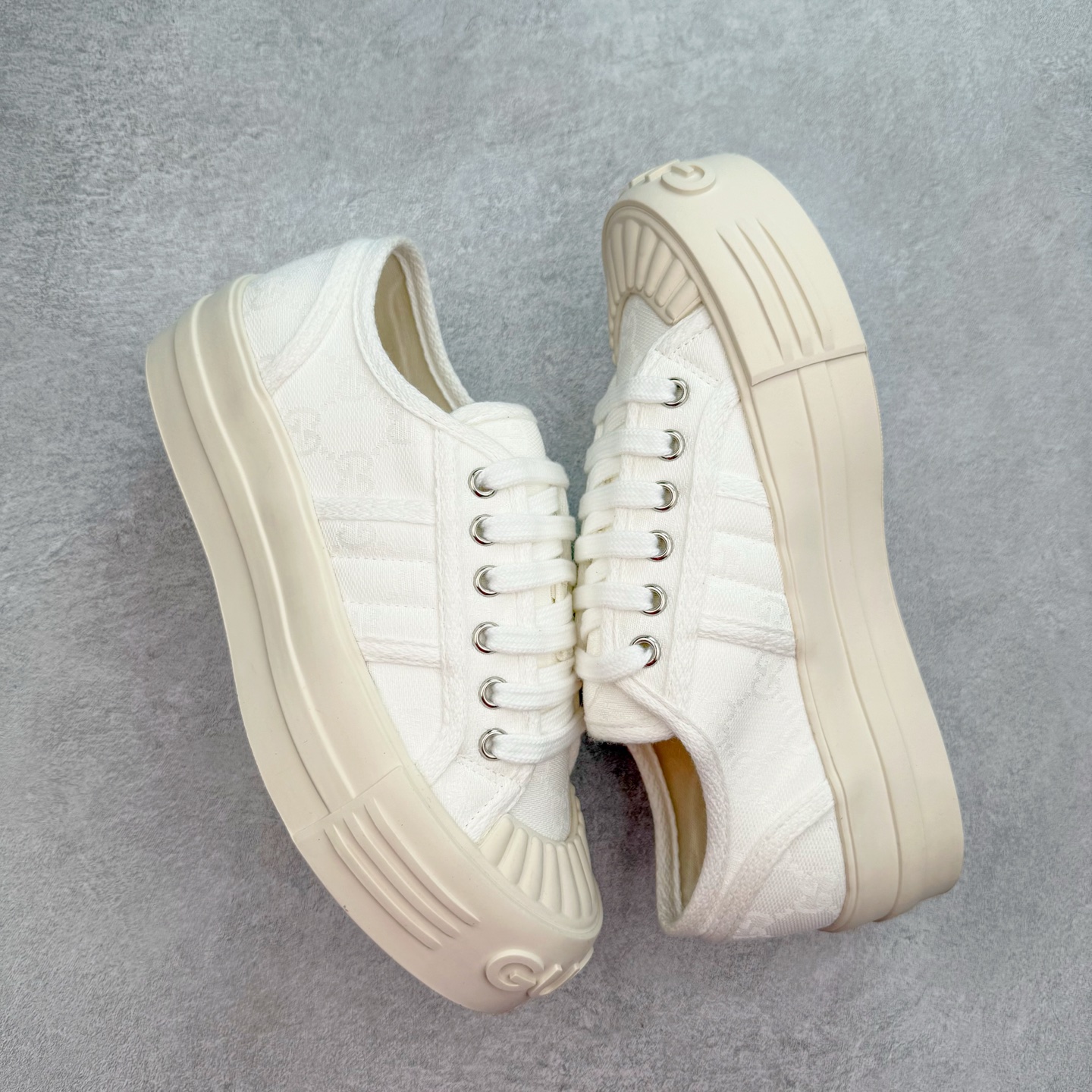 图片[3]-【步履生风 自在如云】Gucci厚底布鞋 引领新风尚 🌟 5cm隐形增高术 悄悄拉长腿部线条，矮个子救星/小个子神器 软弹缓震厚底设计，踩出「踩屎感」舒适 却比老爹鞋轻60%，仿佛赤足踏云而行 🔥 三重新潮基因 🔥 ✅ 非遗千层纳底工艺 128道针脚手工缝制，比普通布鞋耐磨3倍 ✅ 3D立体足弓承托 记忆海绵鞋垫+透气网纱内里，暴走2万步不累脚 ✅ 解构主义新美学 撞色滚边/水墨书法/青花瓷纹样，汉服、牛仔裤皆可配 「让双脚在钢筋森林里，重获老布鞋的温柔」 点击下方小车，解锁你的云端漫步体验 ☁️ 配码：35-40-选品中心