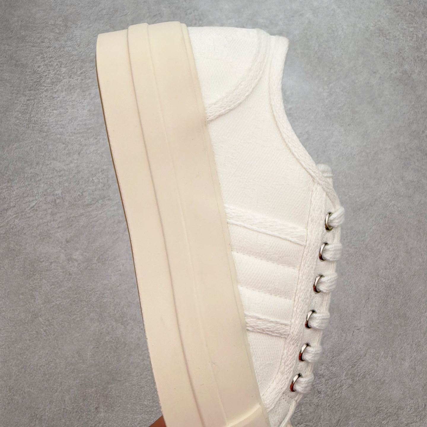 图片[6]-【步履生风 自在如云】Gucci厚底布鞋 引领新风尚 🌟 5cm隐形增高术 悄悄拉长腿部线条，矮个子救星/小个子神器 软弹缓震厚底设计，踩出「踩屎感」舒适 却比老爹鞋轻60%，仿佛赤足踏云而行 🔥 三重新潮基因 🔥 ✅ 非遗千层纳底工艺 128道针脚手工缝制，比普通布鞋耐磨3倍 ✅ 3D立体足弓承托 记忆海绵鞋垫+透气网纱内里，暴走2万步不累脚 ✅ 解构主义新美学 撞色滚边/水墨书法/青花瓷纹样，汉服、牛仔裤皆可配 「让双脚在钢筋森林里，重获老布鞋的温柔」 点击下方小车，解锁你的云端漫步体验 ☁️ 配码：35-40-选品中心