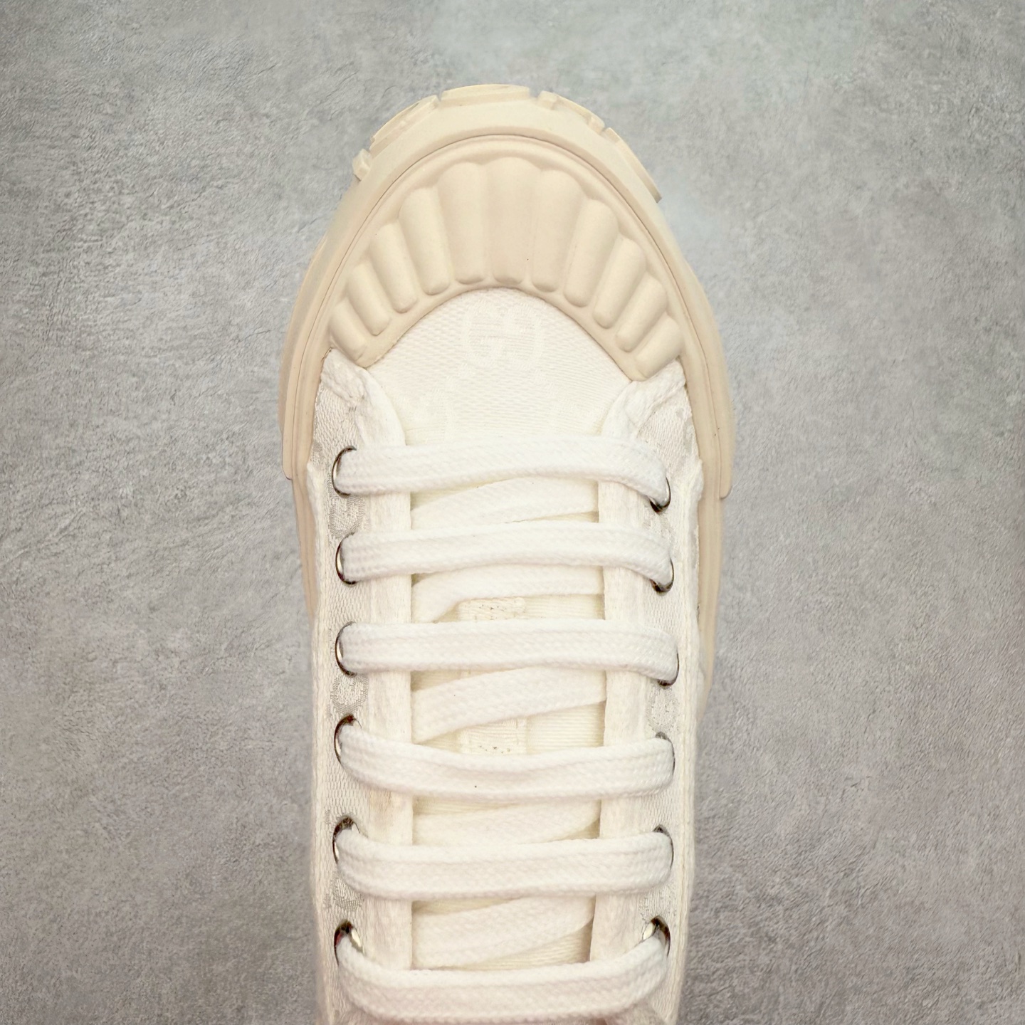 图片[4]-【步履生风 自在如云】Gucci厚底布鞋 引领新风尚 🌟 5cm隐形增高术 悄悄拉长腿部线条，矮个子救星/小个子神器 软弹缓震厚底设计，踩出「踩屎感」舒适 却比老爹鞋轻60%，仿佛赤足踏云而行 🔥 三重新潮基因 🔥 ✅ 非遗千层纳底工艺 128道针脚手工缝制，比普通布鞋耐磨3倍 ✅ 3D立体足弓承托 记忆海绵鞋垫+透气网纱内里，暴走2万步不累脚 ✅ 解构主义新美学 撞色滚边/水墨书法/青花瓷纹样，汉服、牛仔裤皆可配 「让双脚在钢筋森林里，重获老布鞋的温柔」 点击下方小车，解锁你的云端漫步体验 ☁️ 配码：35-40-选品中心