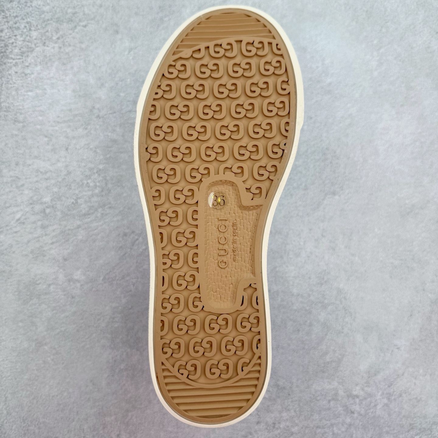 图片[9]-【步履生风 自在如云】Gucci厚底布鞋 引领新风尚 🌟 5cm隐形增高术 悄悄拉长腿部线条，矮个子救星/小个子神器 软弹缓震厚底设计，踩出「踩屎感」舒适 却比老爹鞋轻60%，仿佛赤足踏云而行 🔥 三重新潮基因 🔥 ✅ 非遗千层纳底工艺 128道针脚手工缝制，比普通布鞋耐磨3倍 ✅ 3D立体足弓承托 记忆海绵鞋垫+透气网纱内里，暴走2万步不累脚 ✅ 解构主义新美学 撞色滚边/水墨书法/青花瓷纹样，汉服、牛仔裤皆可配 「让双脚在钢筋森林里，重获老布鞋的温柔」 点击下方小车，解锁你的云端漫步体验 ☁️ 配码：35-40-选品中心