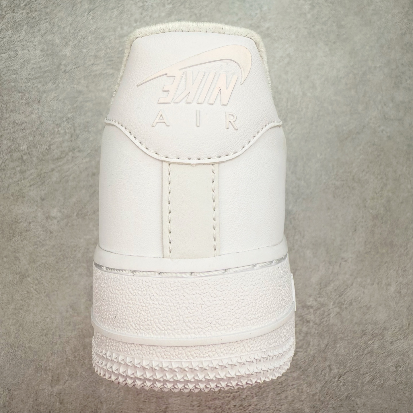 图片[8]-＃XT纯原 NK Air Force 1´07 Low 空军一号低帮百搭休闲运动板鞋 FB8251-100 顶级批次 2022全新楦头鞋型 鱼鳞大底 历时开发三个月 清洁度完美 二维码鞋标 内置芯片及solo气垫 大底高度及其弧度依照正品 钢印 logo刺绣 鞋口弧度 鞋头长度 鞋面冲孔 鞋垫背胶及钢印 完美鞋型对比正品 每一处都是细节满满 柔软、弹性十足的缓震性能和出色的中底设计 横跨复古与现代的外型结合 造就出风靡全球 三十多年的Force 1 直到今天还深受青睐 实拍调校N版已经零色差零失真 百分百还原实物色彩所见即所得 不存在货不对板色差等低级问题 选购参考实物拍摄 不混卖不参货 只用心做好货严格选品 承诺混一赔十 尺码：36 36.5 37.5 38 38.5 39 40 40.5 41 42 42.5 43 44 44.5 45-选品中心