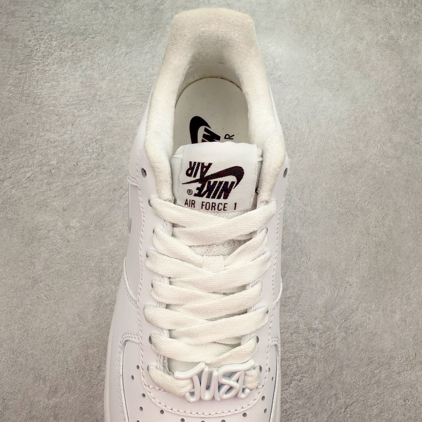 图片[5]-＃XT纯原 NK Air Force 1´07 Low 空军一号低帮百搭休闲运动板鞋 FB8251-100 顶级批次 2022全新楦头鞋型 鱼鳞大底 历时开发三个月 清洁度完美 二维码鞋标 内置芯片及solo气垫 大底高度及其弧度依照正品 钢印 logo刺绣 鞋口弧度 鞋头长度 鞋面冲孔 鞋垫背胶及钢印 完美鞋型对比正品 每一处都是细节满满 柔软、弹性十足的缓震性能和出色的中底设计 横跨复古与现代的外型结合 造就出风靡全球 三十多年的Force 1 直到今天还深受青睐 实拍调校N版已经零色差零失真 百分百还原实物色彩所见即所得 不存在货不对板色差等低级问题 选购参考实物拍摄 不混卖不参货 只用心做好货严格选品 承诺混一赔十 尺码：36 36.5 37.5 38 38.5 39 40 40.5 41 42 42.5 43 44 44.5 45-选品中心