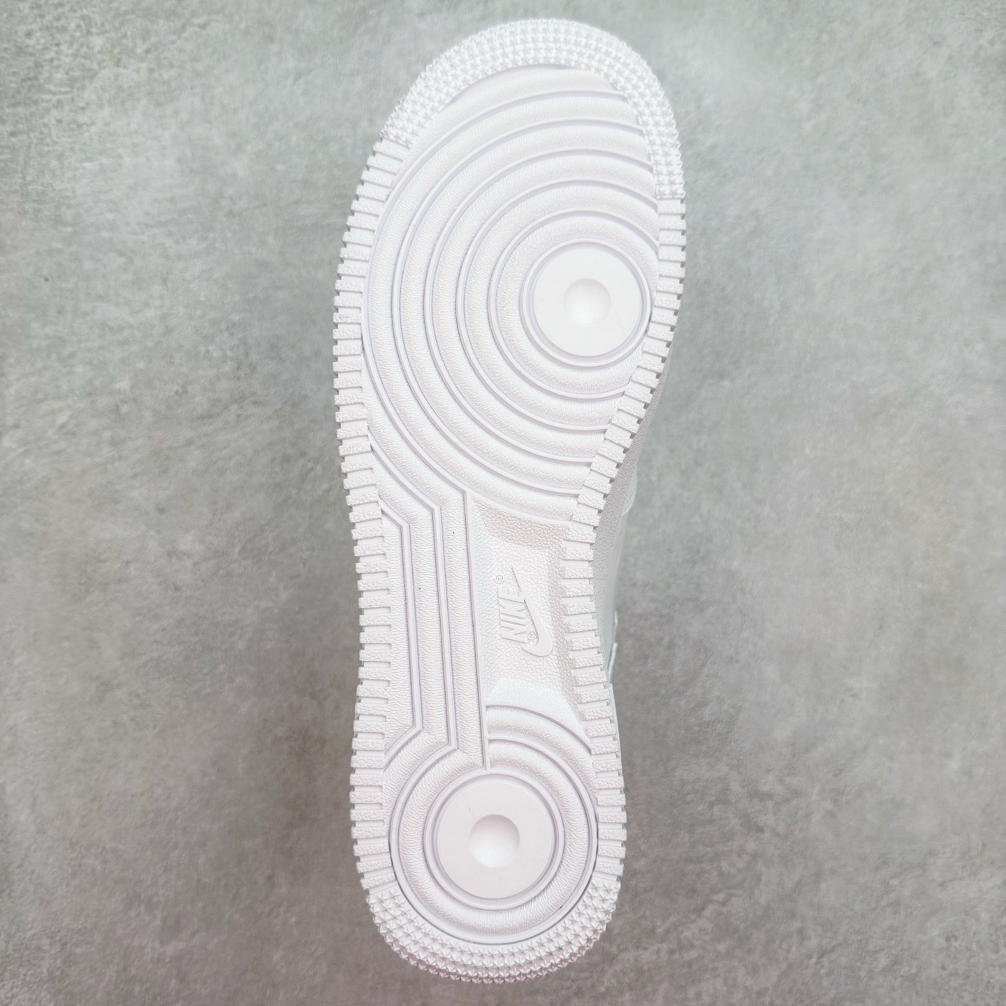 图片[9]-＃XT纯原 NK Air Force 1´07 Low 空军一号低帮百搭休闲运动板鞋 FB8251-100 顶级批次 2022全新楦头鞋型 鱼鳞大底 历时开发三个月 清洁度完美 二维码鞋标 内置芯片及solo气垫 大底高度及其弧度依照正品 钢印 logo刺绣 鞋口弧度 鞋头长度 鞋面冲孔 鞋垫背胶及钢印 完美鞋型对比正品 每一处都是细节满满 柔软、弹性十足的缓震性能和出色的中底设计 横跨复古与现代的外型结合 造就出风靡全球 三十多年的Force 1 直到今天还深受青睐 实拍调校N版已经零色差零失真 百分百还原实物色彩所见即所得 不存在货不对板色差等低级问题 选购参考实物拍摄 不混卖不参货 只用心做好货严格选品 承诺混一赔十 尺码：36 36.5 37.5 38 38.5 39 40 40.5 41 42 42.5 43 44 44.5 45-选品中心