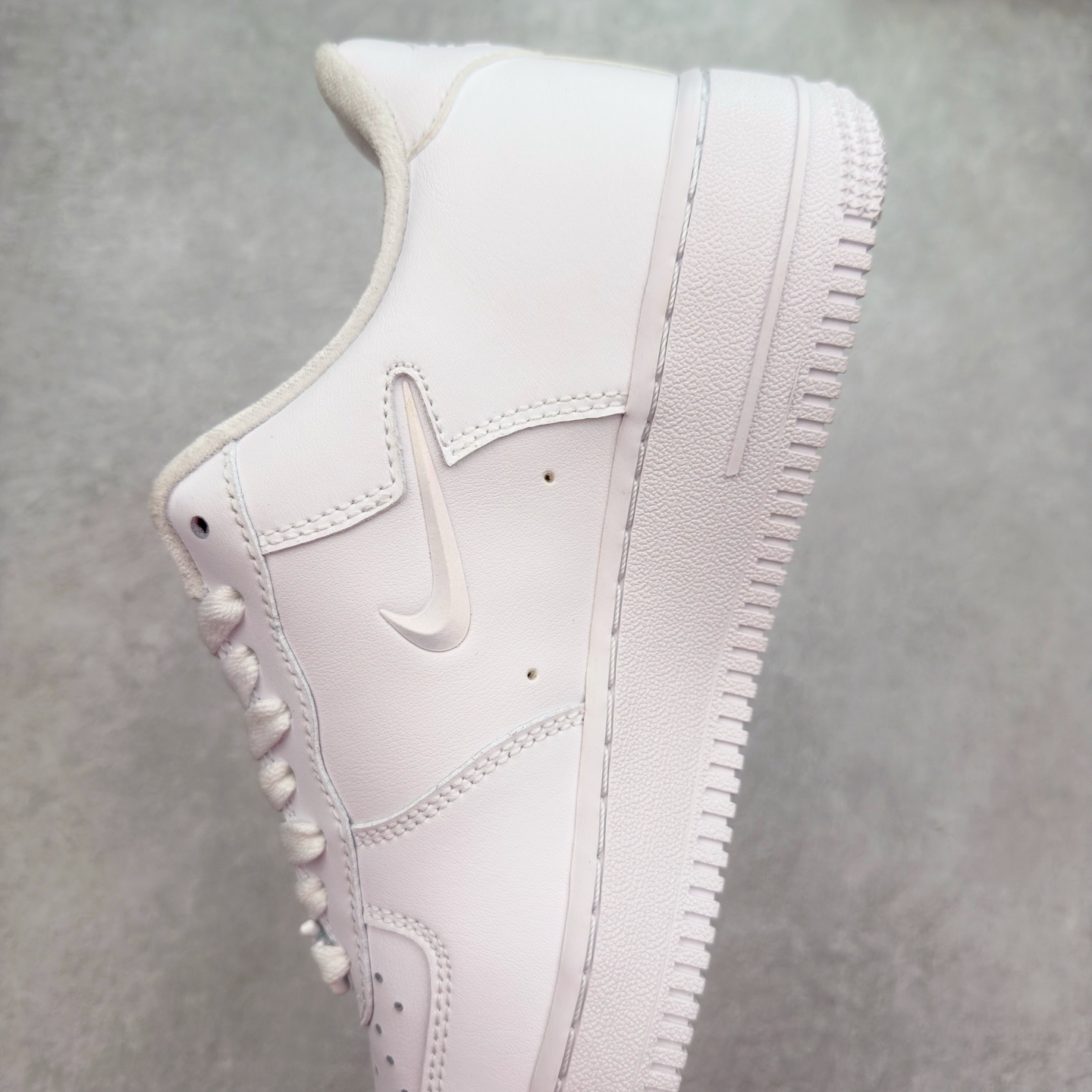 图片[7]-＃XT纯原 NK Air Force 1´07 Low 空军一号低帮百搭休闲运动板鞋 FB8251-100 顶级批次 2022全新楦头鞋型 鱼鳞大底 历时开发三个月 清洁度完美 二维码鞋标 内置芯片及solo气垫 大底高度及其弧度依照正品 钢印 logo刺绣 鞋口弧度 鞋头长度 鞋面冲孔 鞋垫背胶及钢印 完美鞋型对比正品 每一处都是细节满满 柔软、弹性十足的缓震性能和出色的中底设计 横跨复古与现代的外型结合 造就出风靡全球 三十多年的Force 1 直到今天还深受青睐 实拍调校N版已经零色差零失真 百分百还原实物色彩所见即所得 不存在货不对板色差等低级问题 选购参考实物拍摄 不混卖不参货 只用心做好货严格选品 承诺混一赔十 尺码：36 36.5 37.5 38 38.5 39 40 40.5 41 42 42.5 43 44 44.5 45-选品中心