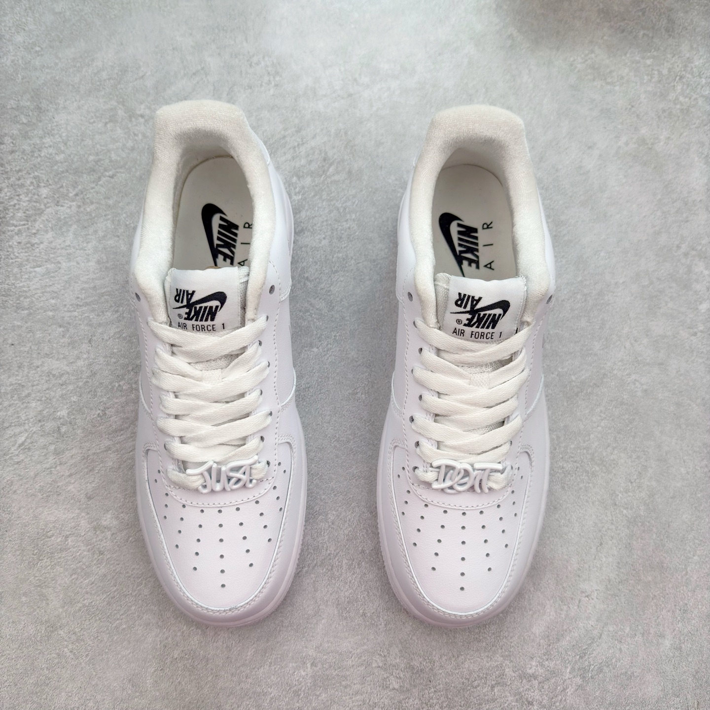 图片[2]-＃XT纯原 NK Air Force 1´07 Low 空军一号低帮百搭休闲运动板鞋 FB8251-100 顶级批次 2022全新楦头鞋型 鱼鳞大底 历时开发三个月 清洁度完美 二维码鞋标 内置芯片及solo气垫 大底高度及其弧度依照正品 钢印 logo刺绣 鞋口弧度 鞋头长度 鞋面冲孔 鞋垫背胶及钢印 完美鞋型对比正品 每一处都是细节满满 柔软、弹性十足的缓震性能和出色的中底设计 横跨复古与现代的外型结合 造就出风靡全球 三十多年的Force 1 直到今天还深受青睐 实拍调校N版已经零色差零失真 百分百还原实物色彩所见即所得 不存在货不对板色差等低级问题 选购参考实物拍摄 不混卖不参货 只用心做好货严格选品 承诺混一赔十 尺码：36 36.5 37.5 38 38.5 39 40 40.5 41 42 42.5 43 44 44.5 45-选品中心