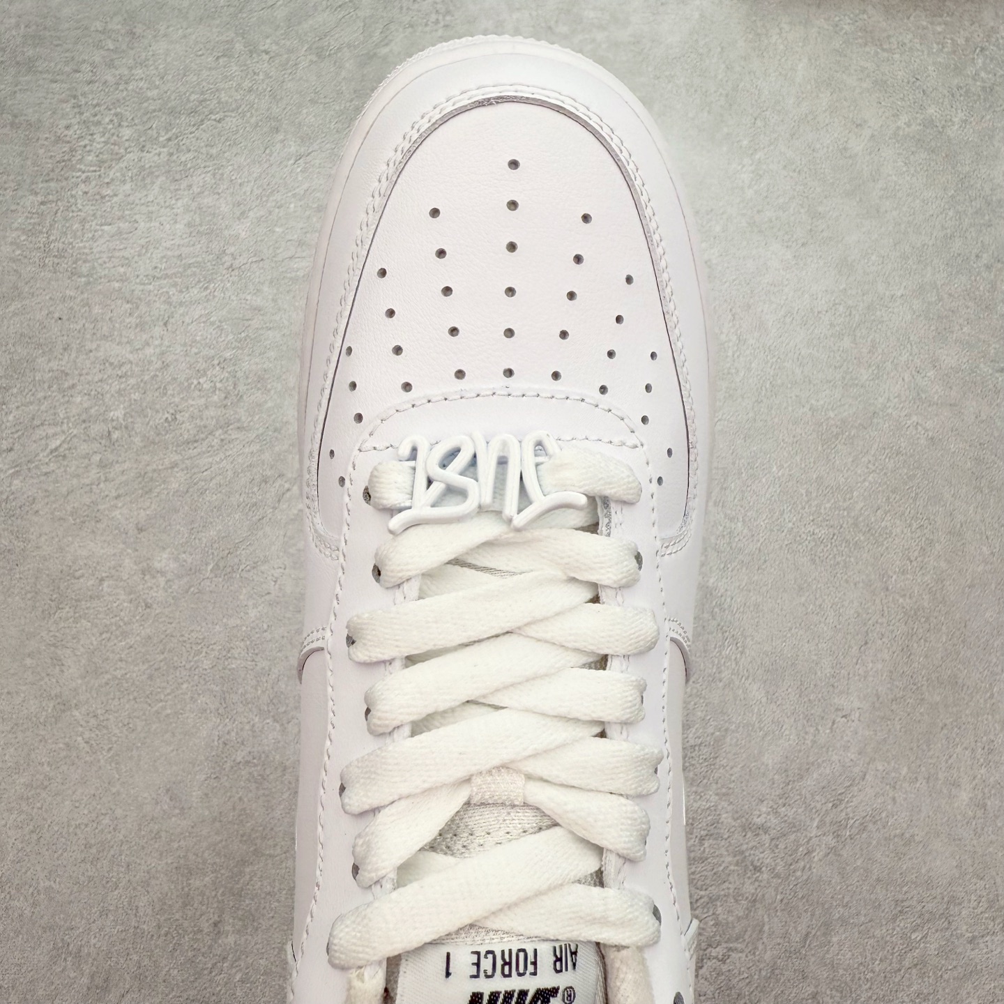 图片[4]-＃XT纯原 NK Air Force 1´07 Low 空军一号低帮百搭休闲运动板鞋 FB8251-100 顶级批次 2022全新楦头鞋型 鱼鳞大底 历时开发三个月 清洁度完美 二维码鞋标 内置芯片及solo气垫 大底高度及其弧度依照正品 钢印 logo刺绣 鞋口弧度 鞋头长度 鞋面冲孔 鞋垫背胶及钢印 完美鞋型对比正品 每一处都是细节满满 柔软、弹性十足的缓震性能和出色的中底设计 横跨复古与现代的外型结合 造就出风靡全球 三十多年的Force 1 直到今天还深受青睐 实拍调校N版已经零色差零失真 百分百还原实物色彩所见即所得 不存在货不对板色差等低级问题 选购参考实物拍摄 不混卖不参货 只用心做好货严格选品 承诺混一赔十 尺码：36 36.5 37.5 38 38.5 39 40 40.5 41 42 42.5 43 44 44.5 45-选品中心