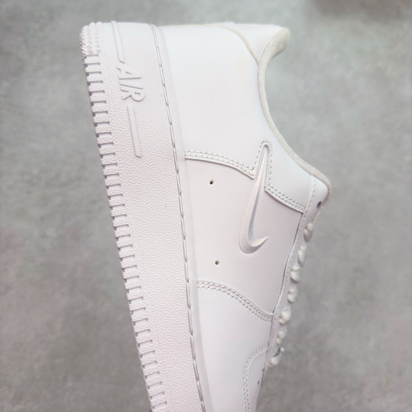 图片[6]-＃XT纯原 NK Air Force 1´07 Low 空军一号低帮百搭休闲运动板鞋 FB8251-100 顶级批次 2022全新楦头鞋型 鱼鳞大底 历时开发三个月 清洁度完美 二维码鞋标 内置芯片及solo气垫 大底高度及其弧度依照正品 钢印 logo刺绣 鞋口弧度 鞋头长度 鞋面冲孔 鞋垫背胶及钢印 完美鞋型对比正品 每一处都是细节满满 柔软、弹性十足的缓震性能和出色的中底设计 横跨复古与现代的外型结合 造就出风靡全球 三十多年的Force 1 直到今天还深受青睐 实拍调校N版已经零色差零失真 百分百还原实物色彩所见即所得 不存在货不对板色差等低级问题 选购参考实物拍摄 不混卖不参货 只用心做好货严格选品 承诺混一赔十 尺码：36 36.5 37.5 38 38.5 39 40 40.5 41 42 42.5 43 44 44.5 45-选品中心