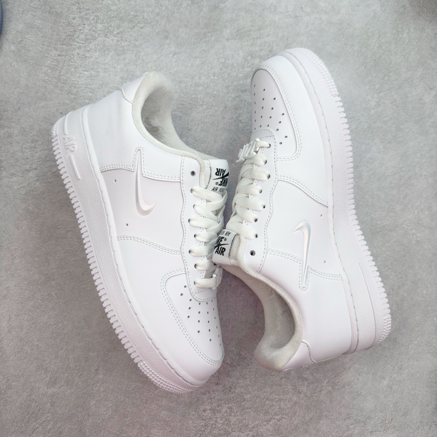 图片[3]-＃XT纯原 NK Air Force 1´07 Low 空军一号低帮百搭休闲运动板鞋 FB8251-100 顶级批次 2022全新楦头鞋型 鱼鳞大底 历时开发三个月 清洁度完美 二维码鞋标 内置芯片及solo气垫 大底高度及其弧度依照正品 钢印 logo刺绣 鞋口弧度 鞋头长度 鞋面冲孔 鞋垫背胶及钢印 完美鞋型对比正品 每一处都是细节满满 柔软、弹性十足的缓震性能和出色的中底设计 横跨复古与现代的外型结合 造就出风靡全球 三十多年的Force 1 直到今天还深受青睐 实拍调校N版已经零色差零失真 百分百还原实物色彩所见即所得 不存在货不对板色差等低级问题 选购参考实物拍摄 不混卖不参货 只用心做好货严格选品 承诺混一赔十 尺码：36 36.5 37.5 38 38.5 39 40 40.5 41 42 42.5 43 44 44.5 45-选品中心