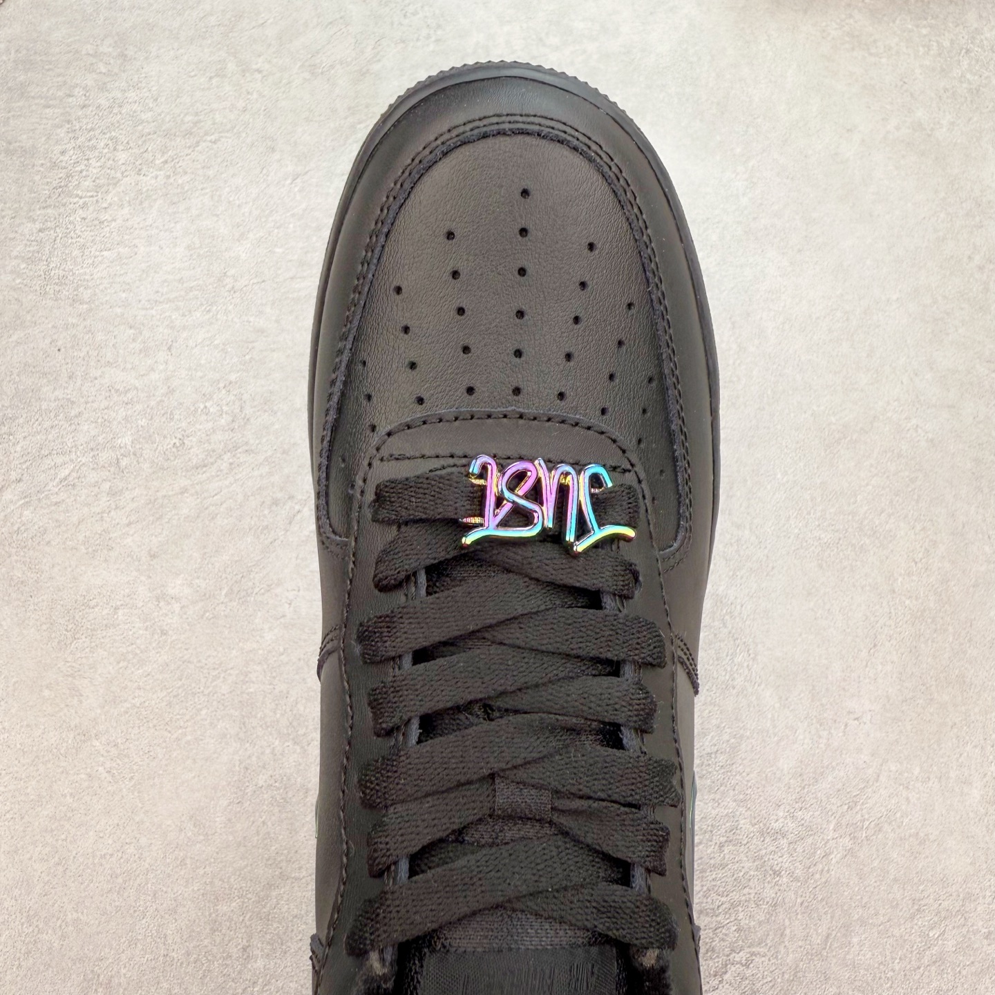 图片[4]-＃XT纯原 NK Air Force 1´07 Low 空军一号低帮百搭休闲运动板鞋 FB8251-001 顶级批次 2022全新楦头鞋型 鱼鳞大底 历时开发三个月 清洁度完美 二维码鞋标 内置芯片及solo气垫 大底高度及其弧度依照正品 钢印 logo刺绣 鞋口弧度 鞋头长度 鞋面冲孔 鞋垫背胶及钢印 完美鞋型对比正品 每一处都是细节满满 柔软、弹性十足的缓震性能和出色的中底设计 横跨复古与现代的外型结合 造就出风靡全球 三十多年的Force 1 直到今天还深受青睐 实拍调校N版已经零色差零失真 百分百还原实物色彩所见即所得 不存在货不对板色差等低级问题 选购参考实物拍摄 不混卖不参货 只用心做好货严格选品 承诺混一赔十 尺码：36 36.5 37.5 38 38.5 39 40 40.5 41 42 42.5 43 44 44.5 45-选品中心