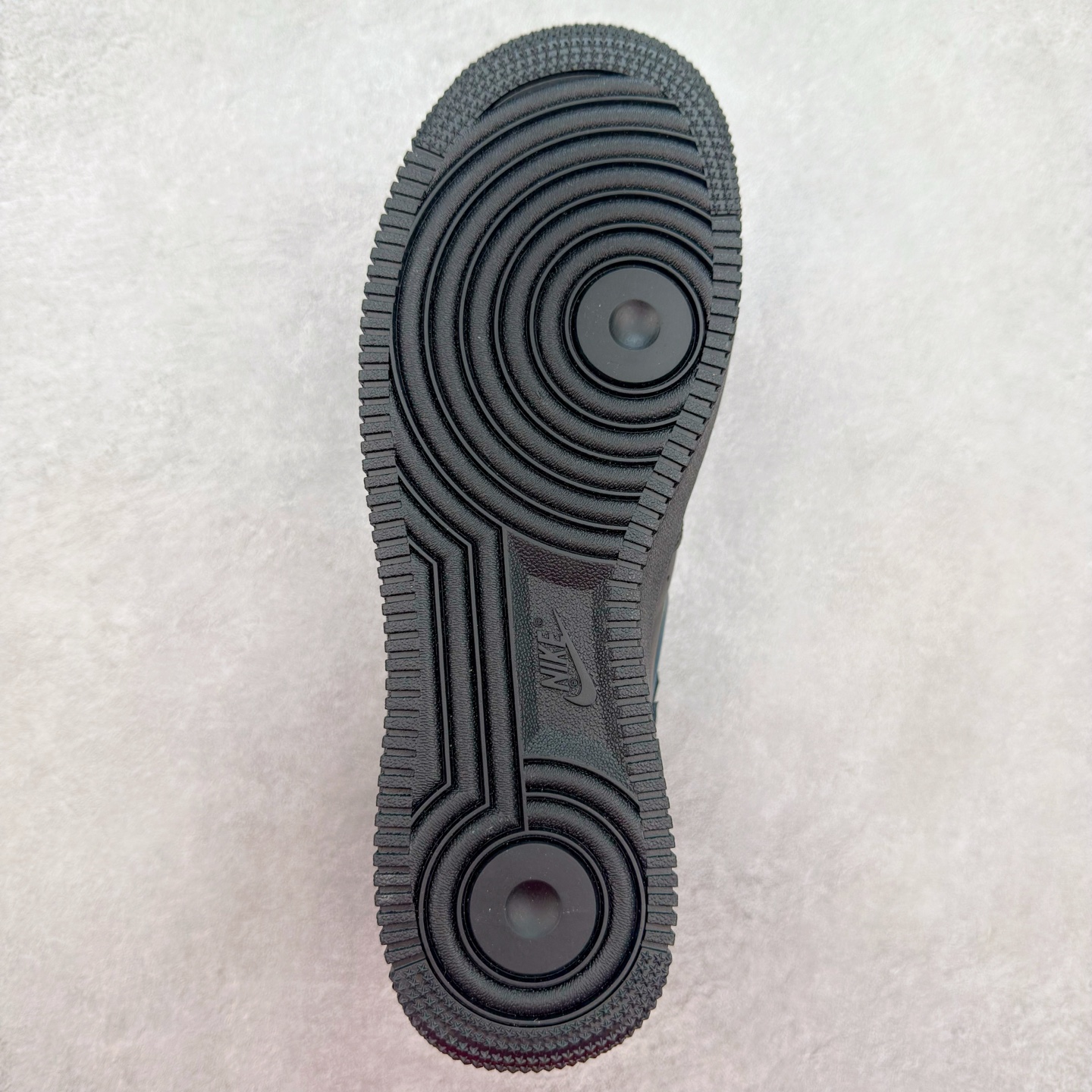 图片[9]-＃XT纯原 NK Air Force 1´07 Low 空军一号低帮百搭休闲运动板鞋 FB8251-001 顶级批次 2022全新楦头鞋型 鱼鳞大底 历时开发三个月 清洁度完美 二维码鞋标 内置芯片及solo气垫 大底高度及其弧度依照正品 钢印 logo刺绣 鞋口弧度 鞋头长度 鞋面冲孔 鞋垫背胶及钢印 完美鞋型对比正品 每一处都是细节满满 柔软、弹性十足的缓震性能和出色的中底设计 横跨复古与现代的外型结合 造就出风靡全球 三十多年的Force 1 直到今天还深受青睐 实拍调校N版已经零色差零失真 百分百还原实物色彩所见即所得 不存在货不对板色差等低级问题 选购参考实物拍摄 不混卖不参货 只用心做好货严格选品 承诺混一赔十 尺码：36 36.5 37.5 38 38.5 39 40 40.5 41 42 42.5 43 44 44.5 45-选品中心