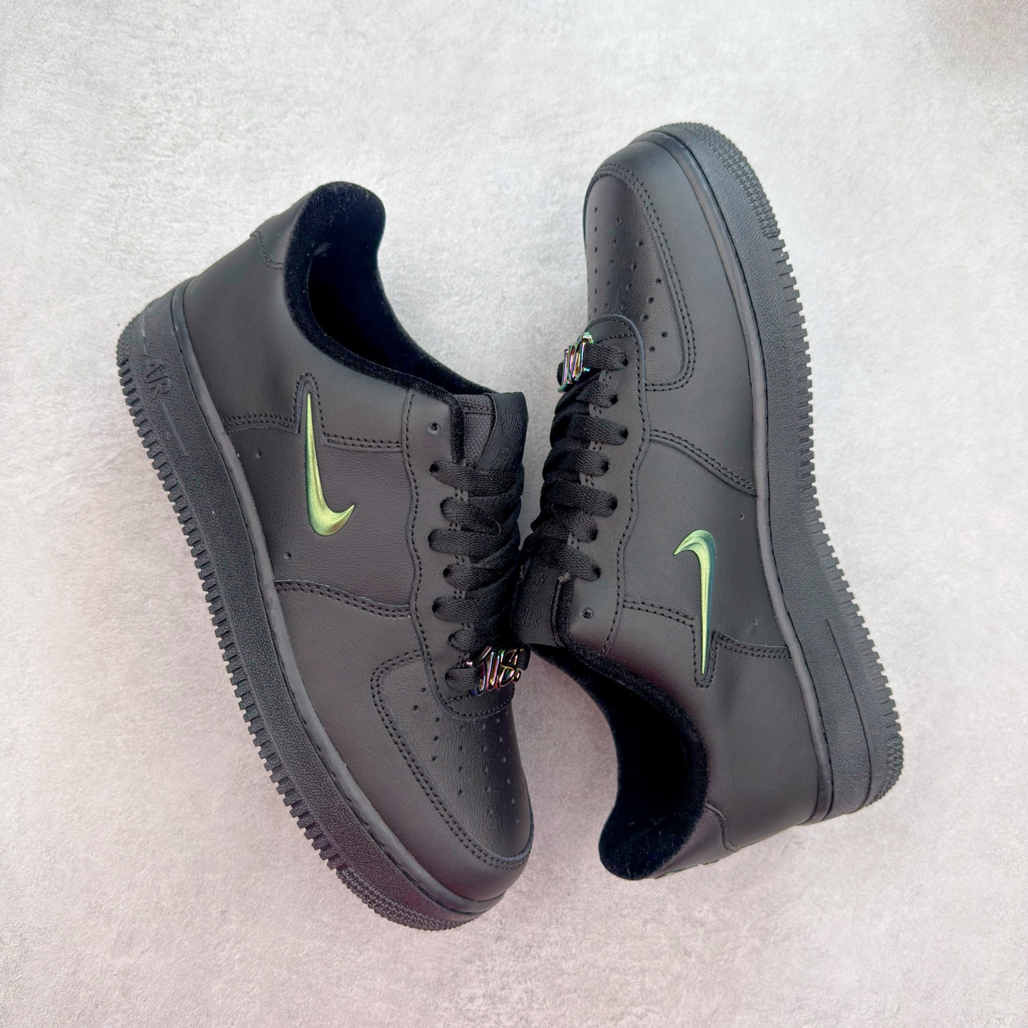 图片[3]-＃XT纯原 NK Air Force 1´07 Low 空军一号低帮百搭休闲运动板鞋 FB8251-001 顶级批次 2022全新楦头鞋型 鱼鳞大底 历时开发三个月 清洁度完美 二维码鞋标 内置芯片及solo气垫 大底高度及其弧度依照正品 钢印 logo刺绣 鞋口弧度 鞋头长度 鞋面冲孔 鞋垫背胶及钢印 完美鞋型对比正品 每一处都是细节满满 柔软、弹性十足的缓震性能和出色的中底设计 横跨复古与现代的外型结合 造就出风靡全球 三十多年的Force 1 直到今天还深受青睐 实拍调校N版已经零色差零失真 百分百还原实物色彩所见即所得 不存在货不对板色差等低级问题 选购参考实物拍摄 不混卖不参货 只用心做好货严格选品 承诺混一赔十 尺码：36 36.5 37.5 38 38.5 39 40 40.5 41 42 42.5 43 44 44.5 45-选品中心