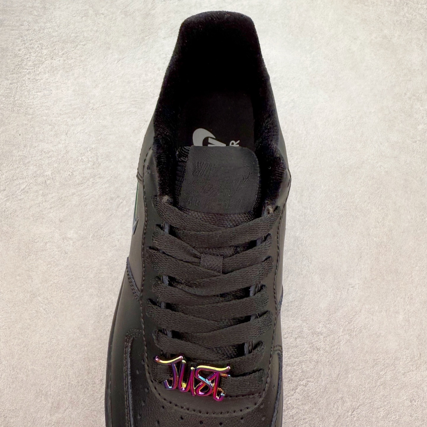 图片[5]-＃XT纯原 NK Air Force 1´07 Low 空军一号低帮百搭休闲运动板鞋 FB8251-001 顶级批次 2022全新楦头鞋型 鱼鳞大底 历时开发三个月 清洁度完美 二维码鞋标 内置芯片及solo气垫 大底高度及其弧度依照正品 钢印 logo刺绣 鞋口弧度 鞋头长度 鞋面冲孔 鞋垫背胶及钢印 完美鞋型对比正品 每一处都是细节满满 柔软、弹性十足的缓震性能和出色的中底设计 横跨复古与现代的外型结合 造就出风靡全球 三十多年的Force 1 直到今天还深受青睐 实拍调校N版已经零色差零失真 百分百还原实物色彩所见即所得 不存在货不对板色差等低级问题 选购参考实物拍摄 不混卖不参货 只用心做好货严格选品 承诺混一赔十 尺码：36 36.5 37.5 38 38.5 39 40 40.5 41 42 42.5 43 44 44.5 45-选品中心