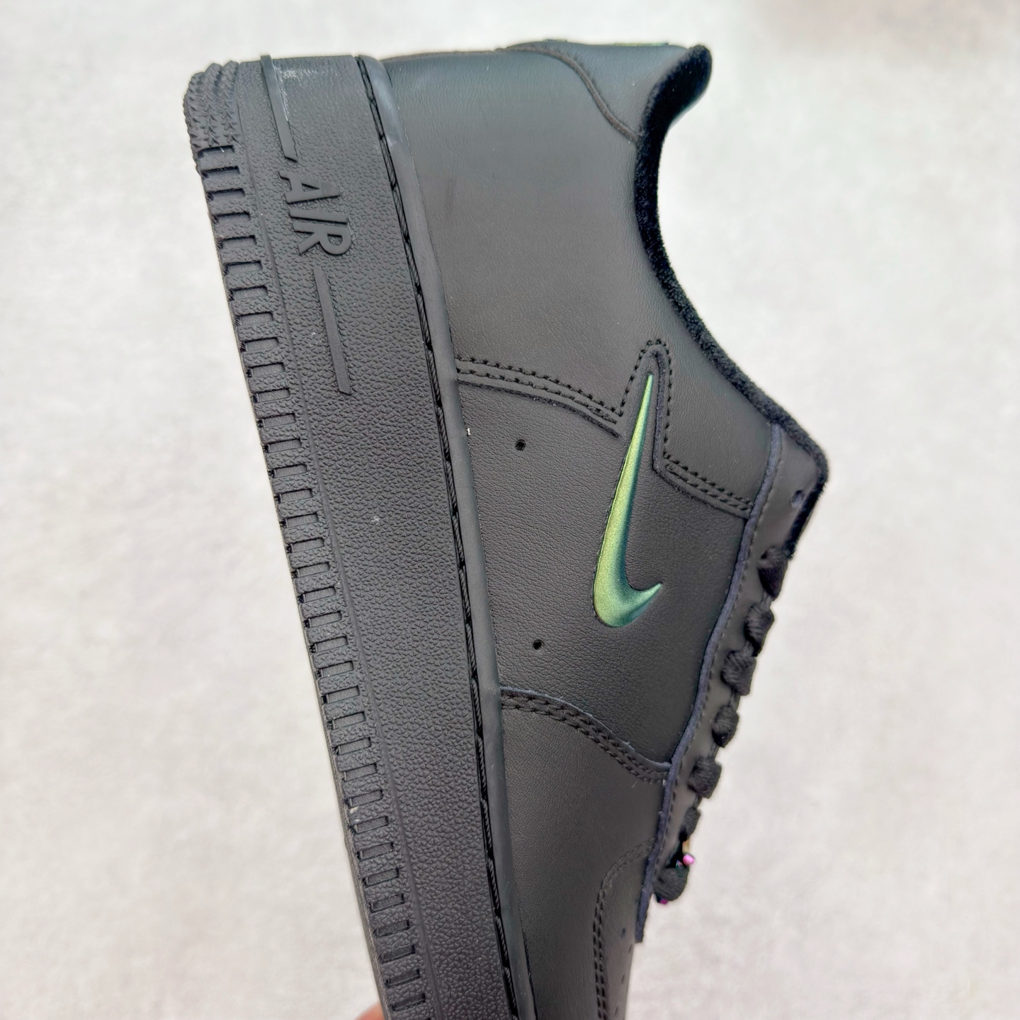 图片[6]-＃XT纯原 NK Air Force 1´07 Low 空军一号低帮百搭休闲运动板鞋 FB8251-001 顶级批次 2022全新楦头鞋型 鱼鳞大底 历时开发三个月 清洁度完美 二维码鞋标 内置芯片及solo气垫 大底高度及其弧度依照正品 钢印 logo刺绣 鞋口弧度 鞋头长度 鞋面冲孔 鞋垫背胶及钢印 完美鞋型对比正品 每一处都是细节满满 柔软、弹性十足的缓震性能和出色的中底设计 横跨复古与现代的外型结合 造就出风靡全球 三十多年的Force 1 直到今天还深受青睐 实拍调校N版已经零色差零失真 百分百还原实物色彩所见即所得 不存在货不对板色差等低级问题 选购参考实物拍摄 不混卖不参货 只用心做好货严格选品 承诺混一赔十 尺码：36 36.5 37.5 38 38.5 39 40 40.5 41 42 42.5 43 44 44.5 45-选品中心