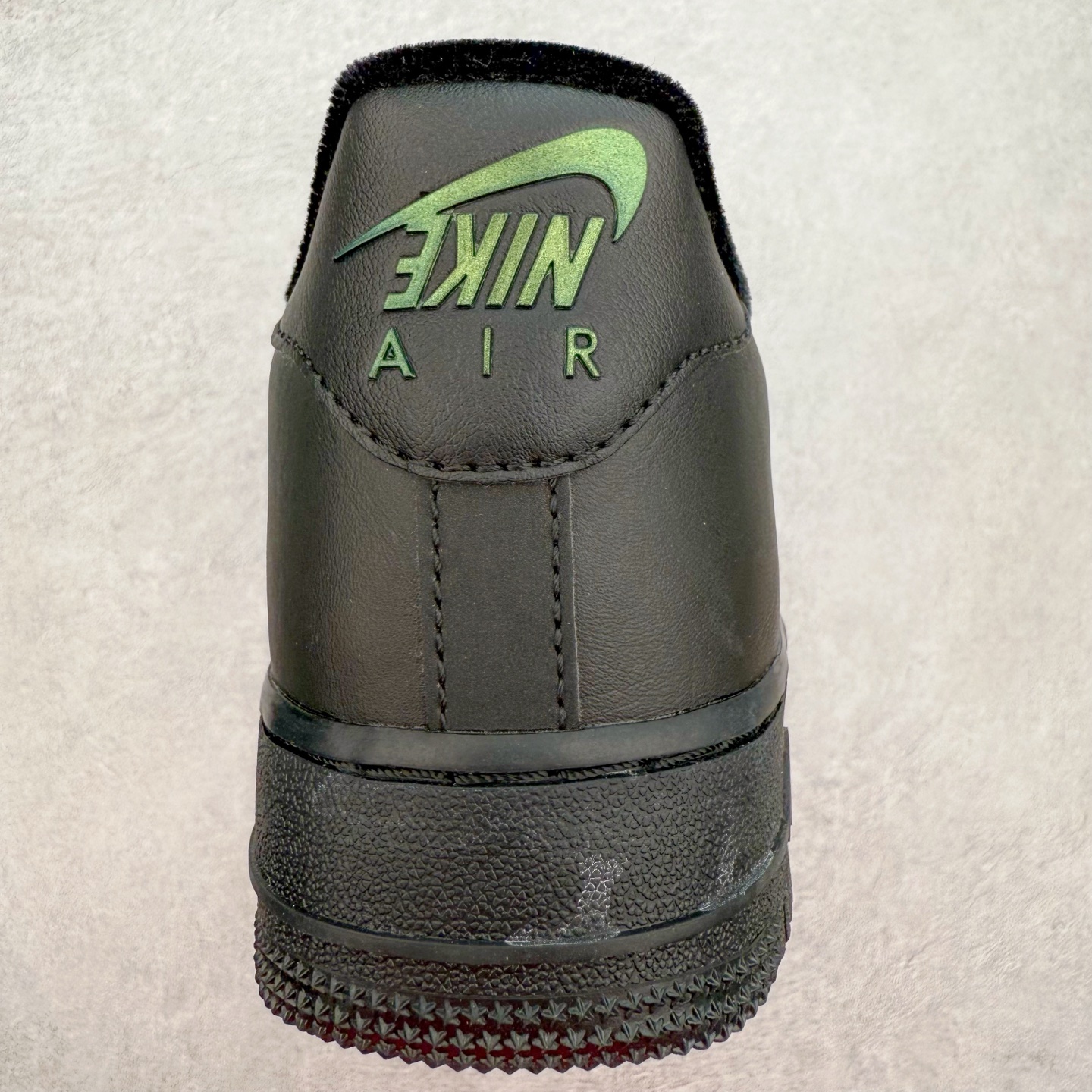 图片[8]-＃XT纯原 NK Air Force 1´07 Low 空军一号低帮百搭休闲运动板鞋 FB8251-001 顶级批次 2022全新楦头鞋型 鱼鳞大底 历时开发三个月 清洁度完美 二维码鞋标 内置芯片及solo气垫 大底高度及其弧度依照正品 钢印 logo刺绣 鞋口弧度 鞋头长度 鞋面冲孔 鞋垫背胶及钢印 完美鞋型对比正品 每一处都是细节满满 柔软、弹性十足的缓震性能和出色的中底设计 横跨复古与现代的外型结合 造就出风靡全球 三十多年的Force 1 直到今天还深受青睐 实拍调校N版已经零色差零失真 百分百还原实物色彩所见即所得 不存在货不对板色差等低级问题 选购参考实物拍摄 不混卖不参货 只用心做好货严格选品 承诺混一赔十 尺码：36 36.5 37.5 38 38.5 39 40 40.5 41 42 42.5 43 44 44.5 45-选品中心