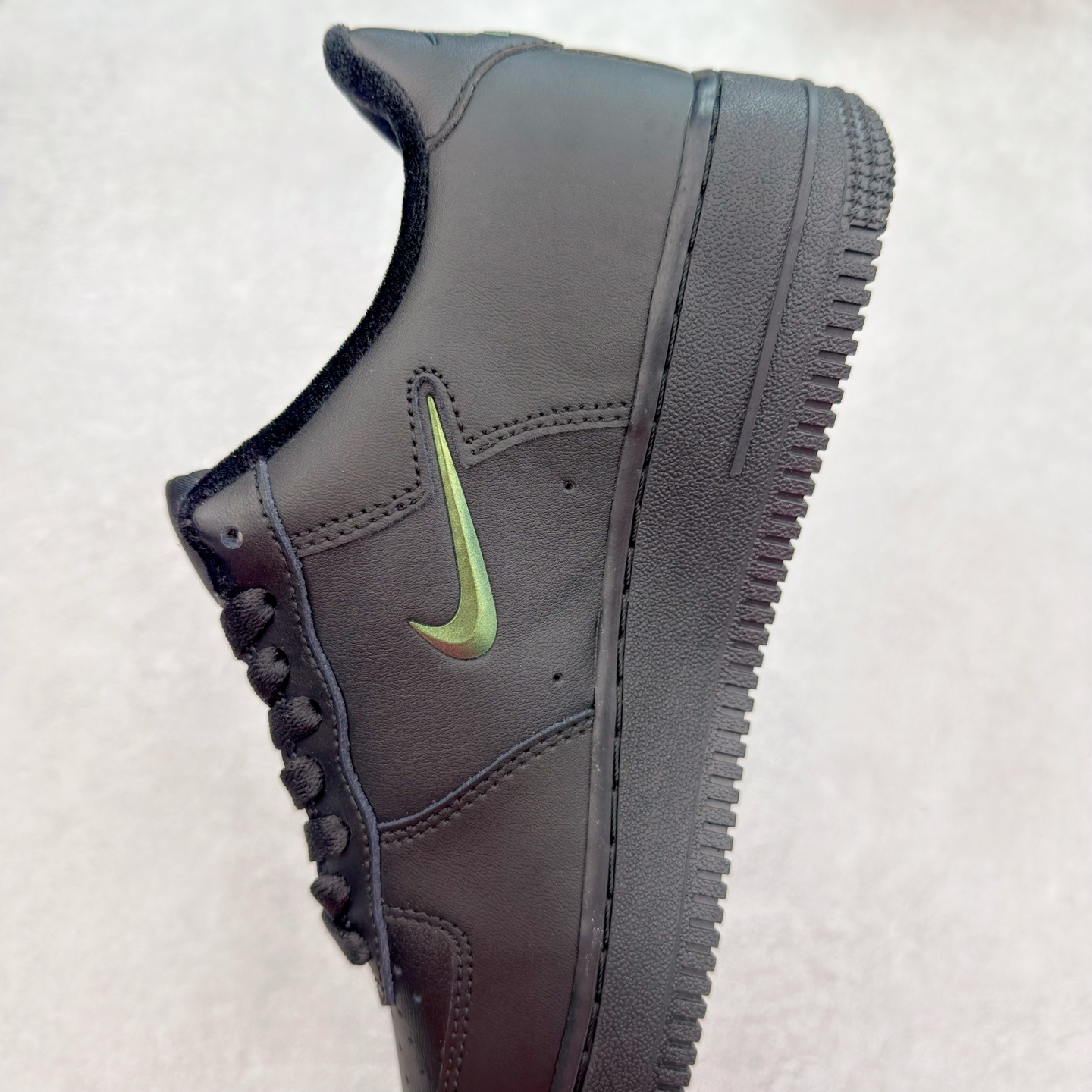 图片[7]-＃XT纯原 NK Air Force 1´07 Low 空军一号低帮百搭休闲运动板鞋 FB8251-001 顶级批次 2022全新楦头鞋型 鱼鳞大底 历时开发三个月 清洁度完美 二维码鞋标 内置芯片及solo气垫 大底高度及其弧度依照正品 钢印 logo刺绣 鞋口弧度 鞋头长度 鞋面冲孔 鞋垫背胶及钢印 完美鞋型对比正品 每一处都是细节满满 柔软、弹性十足的缓震性能和出色的中底设计 横跨复古与现代的外型结合 造就出风靡全球 三十多年的Force 1 直到今天还深受青睐 实拍调校N版已经零色差零失真 百分百还原实物色彩所见即所得 不存在货不对板色差等低级问题 选购参考实物拍摄 不混卖不参货 只用心做好货严格选品 承诺混一赔十 尺码：36 36.5 37.5 38 38.5 39 40 40.5 41 42 42.5 43 44 44.5 45-选品中心