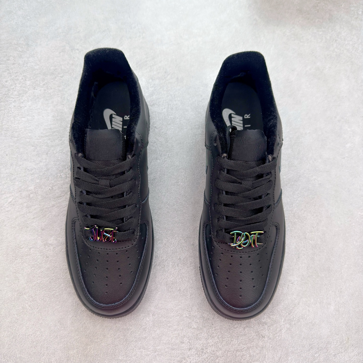 图片[2]-＃XT纯原 NK Air Force 1´07 Low 空军一号低帮百搭休闲运动板鞋 FB8251-001 顶级批次 2022全新楦头鞋型 鱼鳞大底 历时开发三个月 清洁度完美 二维码鞋标 内置芯片及solo气垫 大底高度及其弧度依照正品 钢印 logo刺绣 鞋口弧度 鞋头长度 鞋面冲孔 鞋垫背胶及钢印 完美鞋型对比正品 每一处都是细节满满 柔软、弹性十足的缓震性能和出色的中底设计 横跨复古与现代的外型结合 造就出风靡全球 三十多年的Force 1 直到今天还深受青睐 实拍调校N版已经零色差零失真 百分百还原实物色彩所见即所得 不存在货不对板色差等低级问题 选购参考实物拍摄 不混卖不参货 只用心做好货严格选品 承诺混一赔十 尺码：36 36.5 37.5 38 38.5 39 40 40.5 41 42 42.5 43 44 44.5 45-选品中心