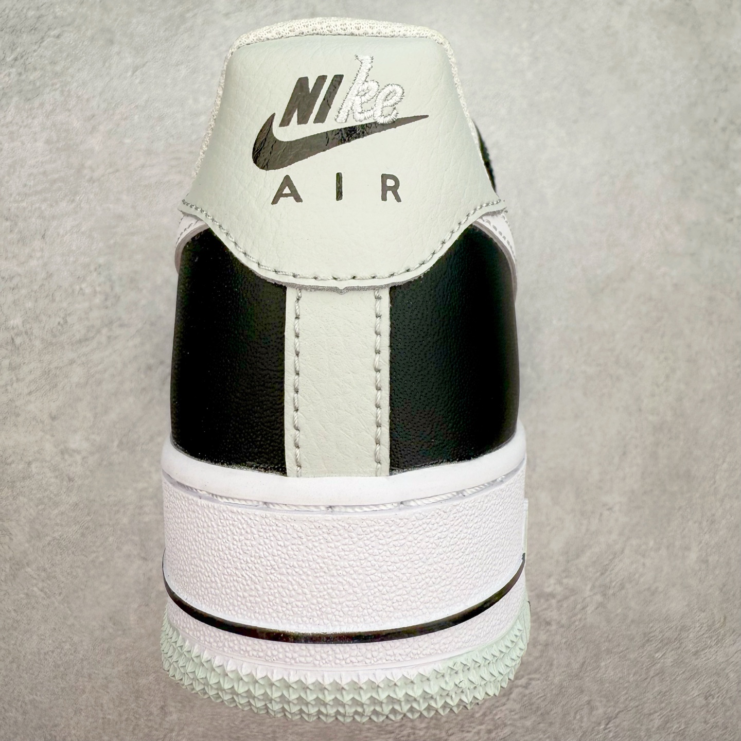 图片[8]-＃XT纯原 NK Air Force 1´07 Low 空军一号低帮百搭休闲运动板鞋 FD2592-002 顶级批次 2022全新楦头鞋型 鱼鳞大底 历时开发三个月 清洁度完美 二维码鞋标 内置芯片及solo气垫 大底高度及其弧度依照正品 钢印 logo刺绣 鞋口弧度 鞋头长度 鞋面冲孔 鞋垫背胶及钢印 完美鞋型对比正品 每一处都是细节满满 柔软、弹性十足的缓震性能和出色的中底设计 横跨复古与现代的外型结合 造就出风靡全球 三十多年的Force 1 直到今天还深受青睐 实拍调校N版已经零色差零失真 百分百还原实物色彩所见即所得 不存在货不对板色差等低级问题 选购参考实物拍摄 不混卖不参货 只用心做好货严格选品 承诺混一赔十 尺码：36 36.5 37.5 38 38.5 39 40 40.5 41 42 42.5 43 44 44.5 45-选品中心