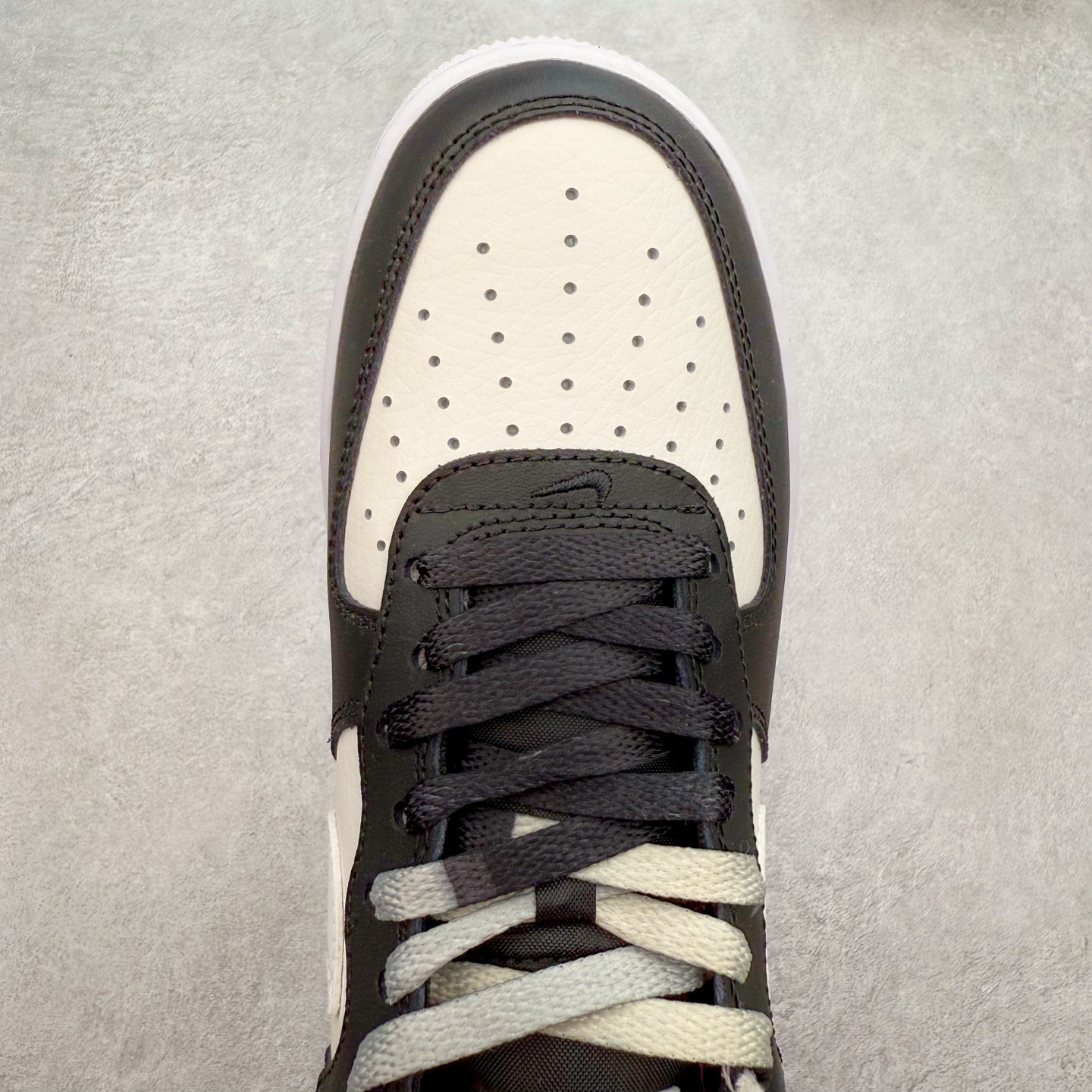 图片[4]-＃XT纯原 NK Air Force 1´07 Low 空军一号低帮百搭休闲运动板鞋 FD2592-002 顶级批次 2022全新楦头鞋型 鱼鳞大底 历时开发三个月 清洁度完美 二维码鞋标 内置芯片及solo气垫 大底高度及其弧度依照正品 钢印 logo刺绣 鞋口弧度 鞋头长度 鞋面冲孔 鞋垫背胶及钢印 完美鞋型对比正品 每一处都是细节满满 柔软、弹性十足的缓震性能和出色的中底设计 横跨复古与现代的外型结合 造就出风靡全球 三十多年的Force 1 直到今天还深受青睐 实拍调校N版已经零色差零失真 百分百还原实物色彩所见即所得 不存在货不对板色差等低级问题 选购参考实物拍摄 不混卖不参货 只用心做好货严格选品 承诺混一赔十 尺码：36 36.5 37.5 38 38.5 39 40 40.5 41 42 42.5 43 44 44.5 45-选品中心