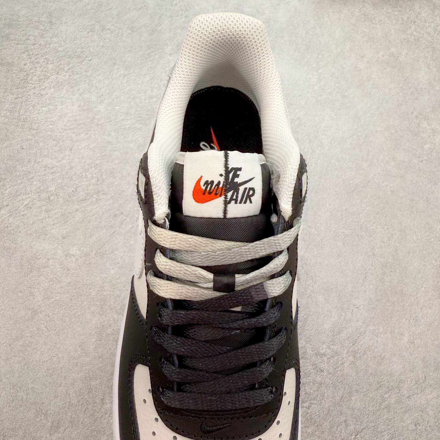 图片[5]-＃XT纯原 NK Air Force 1´07 Low 空军一号低帮百搭休闲运动板鞋 FD2592-002 顶级批次 2022全新楦头鞋型 鱼鳞大底 历时开发三个月 清洁度完美 二维码鞋标 内置芯片及solo气垫 大底高度及其弧度依照正品 钢印 logo刺绣 鞋口弧度 鞋头长度 鞋面冲孔 鞋垫背胶及钢印 完美鞋型对比正品 每一处都是细节满满 柔软、弹性十足的缓震性能和出色的中底设计 横跨复古与现代的外型结合 造就出风靡全球 三十多年的Force 1 直到今天还深受青睐 实拍调校N版已经零色差零失真 百分百还原实物色彩所见即所得 不存在货不对板色差等低级问题 选购参考实物拍摄 不混卖不参货 只用心做好货严格选品 承诺混一赔十 尺码：36 36.5 37.5 38 38.5 39 40 40.5 41 42 42.5 43 44 44.5 45-选品中心