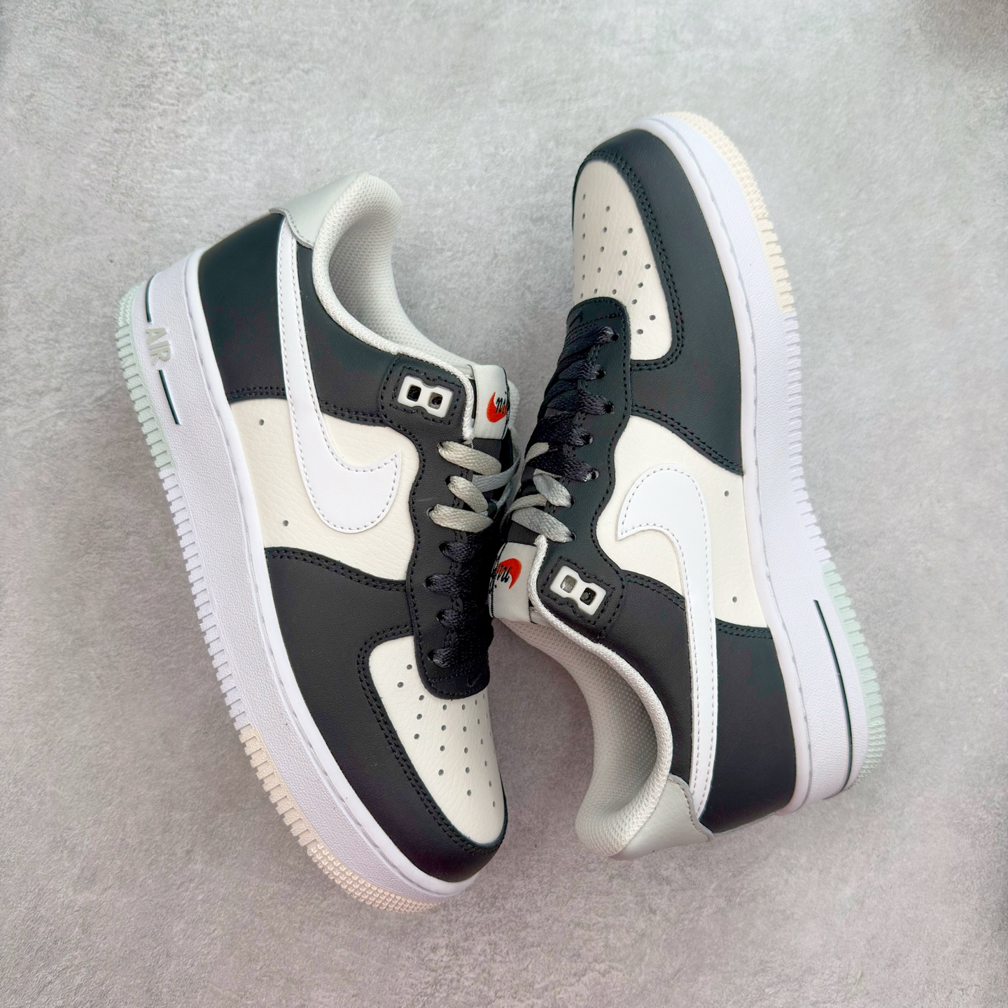 图片[3]-＃XT纯原 NK Air Force 1´07 Low 空军一号低帮百搭休闲运动板鞋 FD2592-002 顶级批次 2022全新楦头鞋型 鱼鳞大底 历时开发三个月 清洁度完美 二维码鞋标 内置芯片及solo气垫 大底高度及其弧度依照正品 钢印 logo刺绣 鞋口弧度 鞋头长度 鞋面冲孔 鞋垫背胶及钢印 完美鞋型对比正品 每一处都是细节满满 柔软、弹性十足的缓震性能和出色的中底设计 横跨复古与现代的外型结合 造就出风靡全球 三十多年的Force 1 直到今天还深受青睐 实拍调校N版已经零色差零失真 百分百还原实物色彩所见即所得 不存在货不对板色差等低级问题 选购参考实物拍摄 不混卖不参货 只用心做好货严格选品 承诺混一赔十 尺码：36 36.5 37.5 38 38.5 39 40 40.5 41 42 42.5 43 44 44.5 45-选品中心