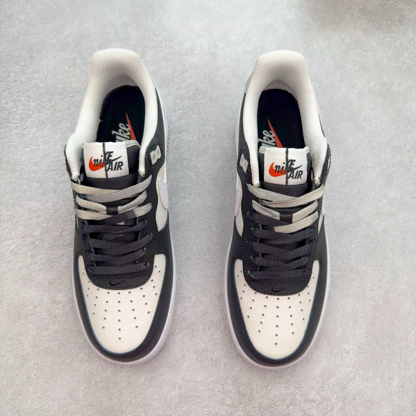 图片[2]-＃XT纯原 NK Air Force 1´07 Low 空军一号低帮百搭休闲运动板鞋 FD2592-002 顶级批次 2022全新楦头鞋型 鱼鳞大底 历时开发三个月 清洁度完美 二维码鞋标 内置芯片及solo气垫 大底高度及其弧度依照正品 钢印 logo刺绣 鞋口弧度 鞋头长度 鞋面冲孔 鞋垫背胶及钢印 完美鞋型对比正品 每一处都是细节满满 柔软、弹性十足的缓震性能和出色的中底设计 横跨复古与现代的外型结合 造就出风靡全球 三十多年的Force 1 直到今天还深受青睐 实拍调校N版已经零色差零失真 百分百还原实物色彩所见即所得 不存在货不对板色差等低级问题 选购参考实物拍摄 不混卖不参货 只用心做好货严格选品 承诺混一赔十 尺码：36 36.5 37.5 38 38.5 39 40 40.5 41 42 42.5 43 44 44.5 45-选品中心