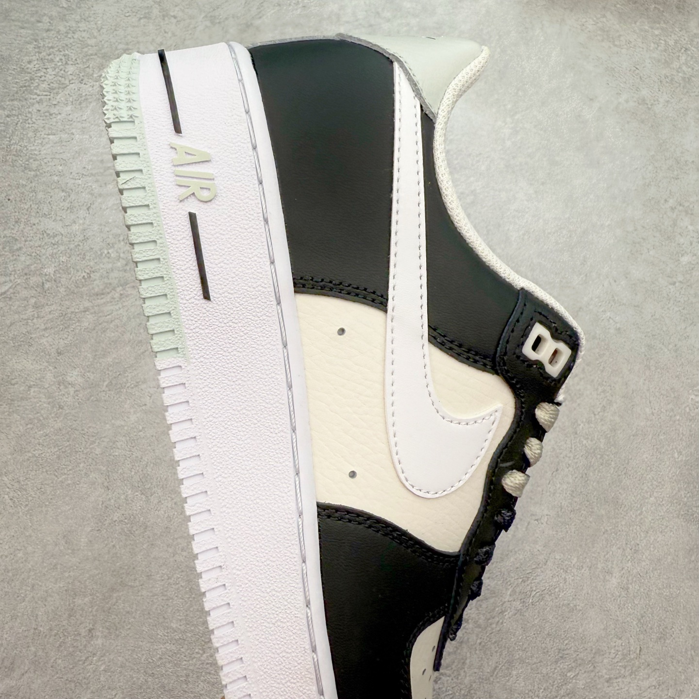 图片[6]-＃XT纯原 NK Air Force 1´07 Low 空军一号低帮百搭休闲运动板鞋 FD2592-002 顶级批次 2022全新楦头鞋型 鱼鳞大底 历时开发三个月 清洁度完美 二维码鞋标 内置芯片及solo气垫 大底高度及其弧度依照正品 钢印 logo刺绣 鞋口弧度 鞋头长度 鞋面冲孔 鞋垫背胶及钢印 完美鞋型对比正品 每一处都是细节满满 柔软、弹性十足的缓震性能和出色的中底设计 横跨复古与现代的外型结合 造就出风靡全球 三十多年的Force 1 直到今天还深受青睐 实拍调校N版已经零色差零失真 百分百还原实物色彩所见即所得 不存在货不对板色差等低级问题 选购参考实物拍摄 不混卖不参货 只用心做好货严格选品 承诺混一赔十 尺码：36 36.5 37.5 38 38.5 39 40 40.5 41 42 42.5 43 44 44.5 45-选品中心