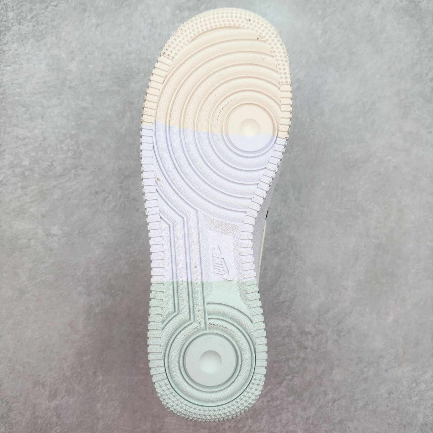 图片[9]-＃XT纯原 NK Air Force 1´07 Low 空军一号低帮百搭休闲运动板鞋 FD2592-002 顶级批次 2022全新楦头鞋型 鱼鳞大底 历时开发三个月 清洁度完美 二维码鞋标 内置芯片及solo气垫 大底高度及其弧度依照正品 钢印 logo刺绣 鞋口弧度 鞋头长度 鞋面冲孔 鞋垫背胶及钢印 完美鞋型对比正品 每一处都是细节满满 柔软、弹性十足的缓震性能和出色的中底设计 横跨复古与现代的外型结合 造就出风靡全球 三十多年的Force 1 直到今天还深受青睐 实拍调校N版已经零色差零失真 百分百还原实物色彩所见即所得 不存在货不对板色差等低级问题 选购参考实物拍摄 不混卖不参货 只用心做好货严格选品 承诺混一赔十 尺码：36 36.5 37.5 38 38.5 39 40 40.5 41 42 42.5 43 44 44.5 45-选品中心